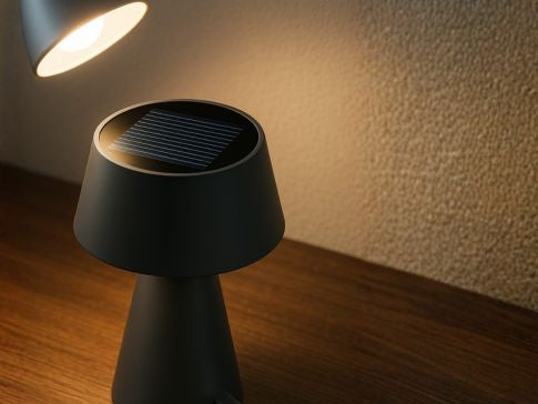 Le luci solare sfruttano il sole per avere la carica ed il funzionamento ottimale. La luce artificiale può essere solo un integrazione ma con resa e durata molto inferiori