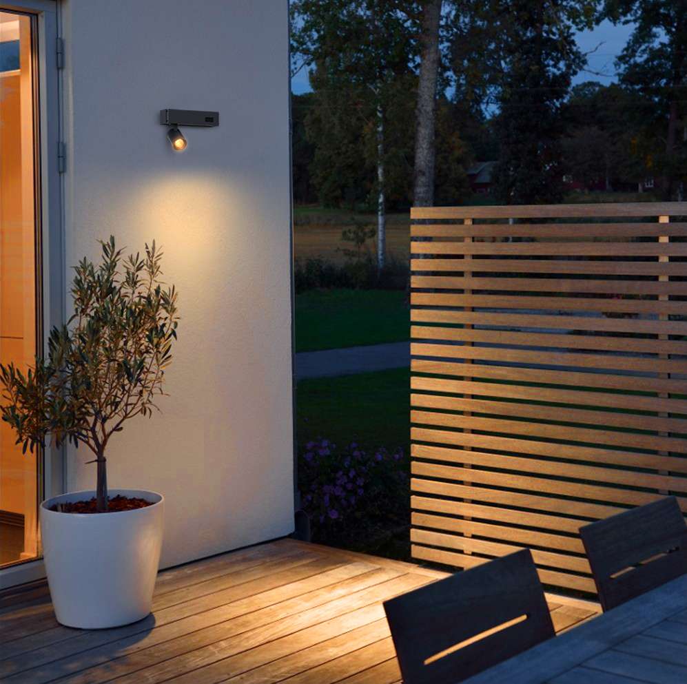 patio illuminato con faretto solare orientabile