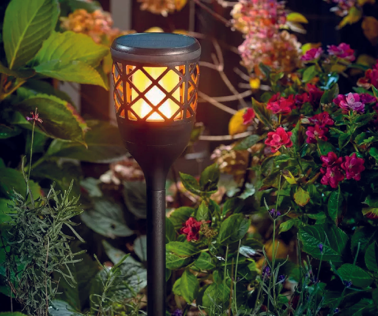 Lampada solare FIAMMA montata come lampioncino