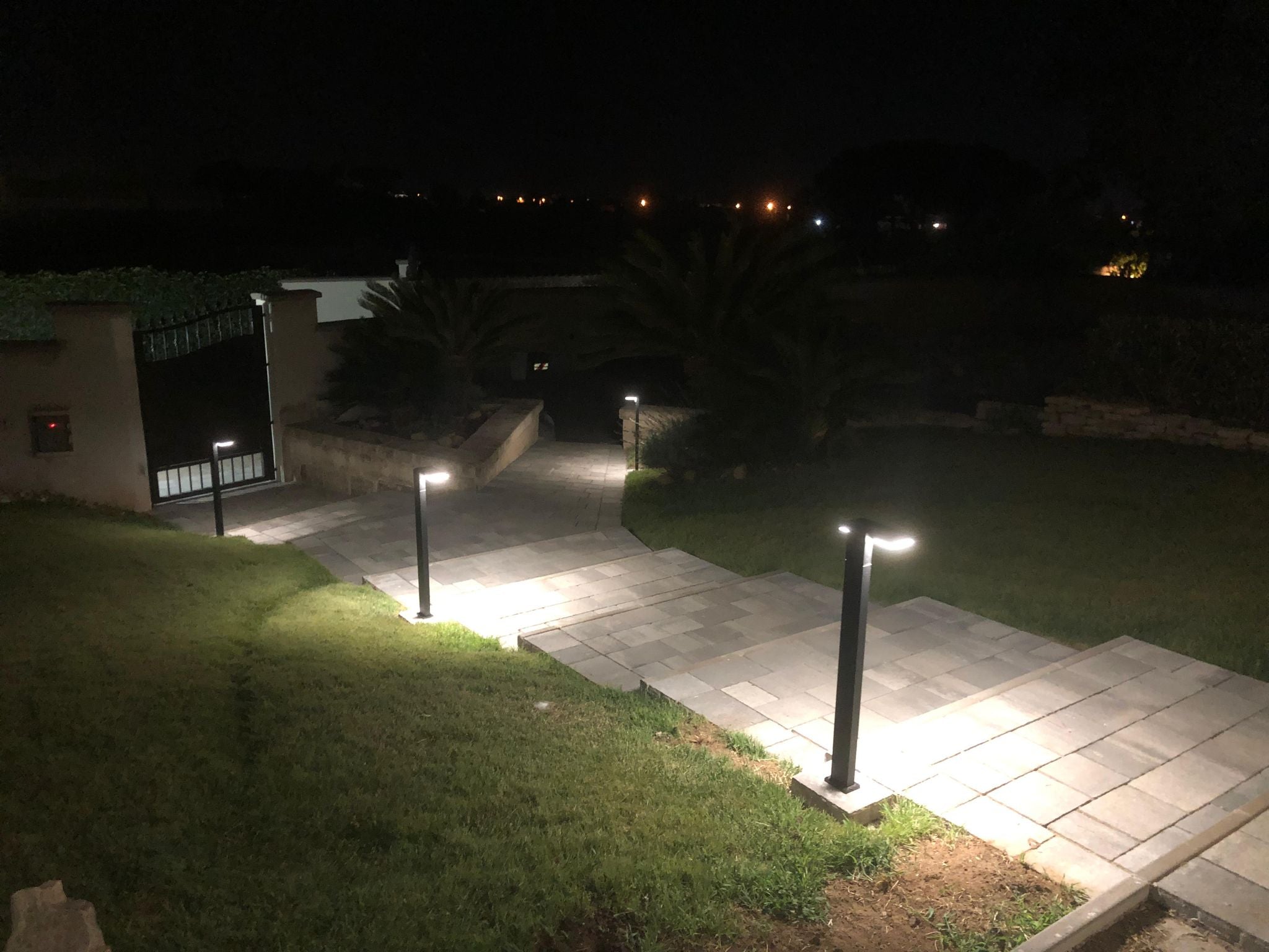 scalette che portano ad un ingresso che sono illuminate con lampioncini led solari