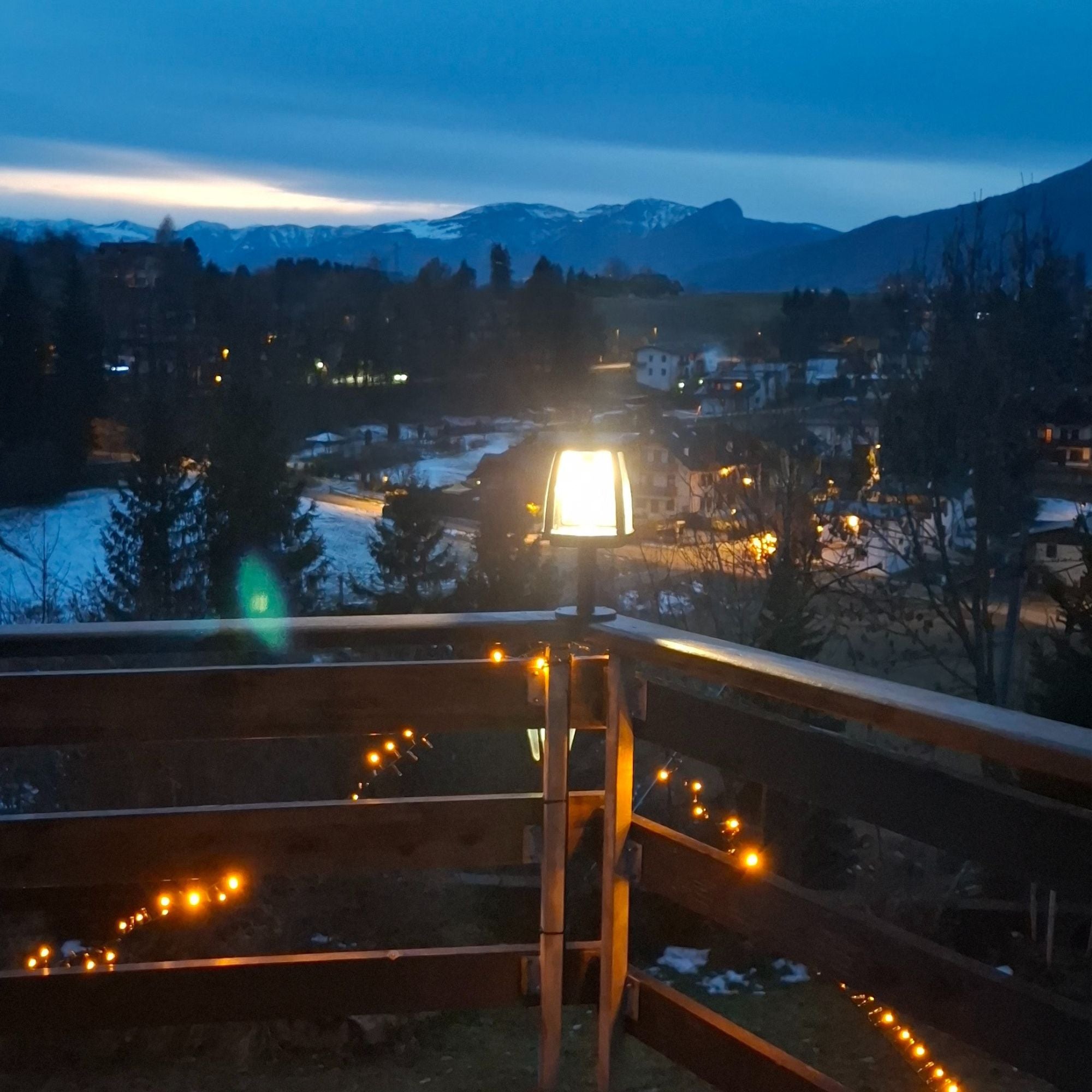 illuminazione con lampada da esterno ad energia solare, con pannello solare incorporato, flusso luminoso 350 lumen, 4 intensità di luce