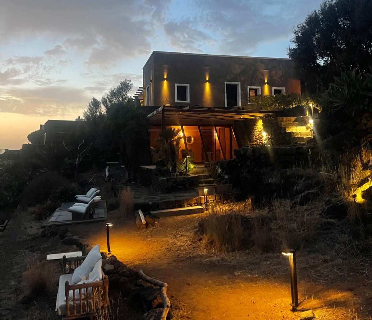 casa rurale a Pantelleria illuminata con lampioncini e applique solari
