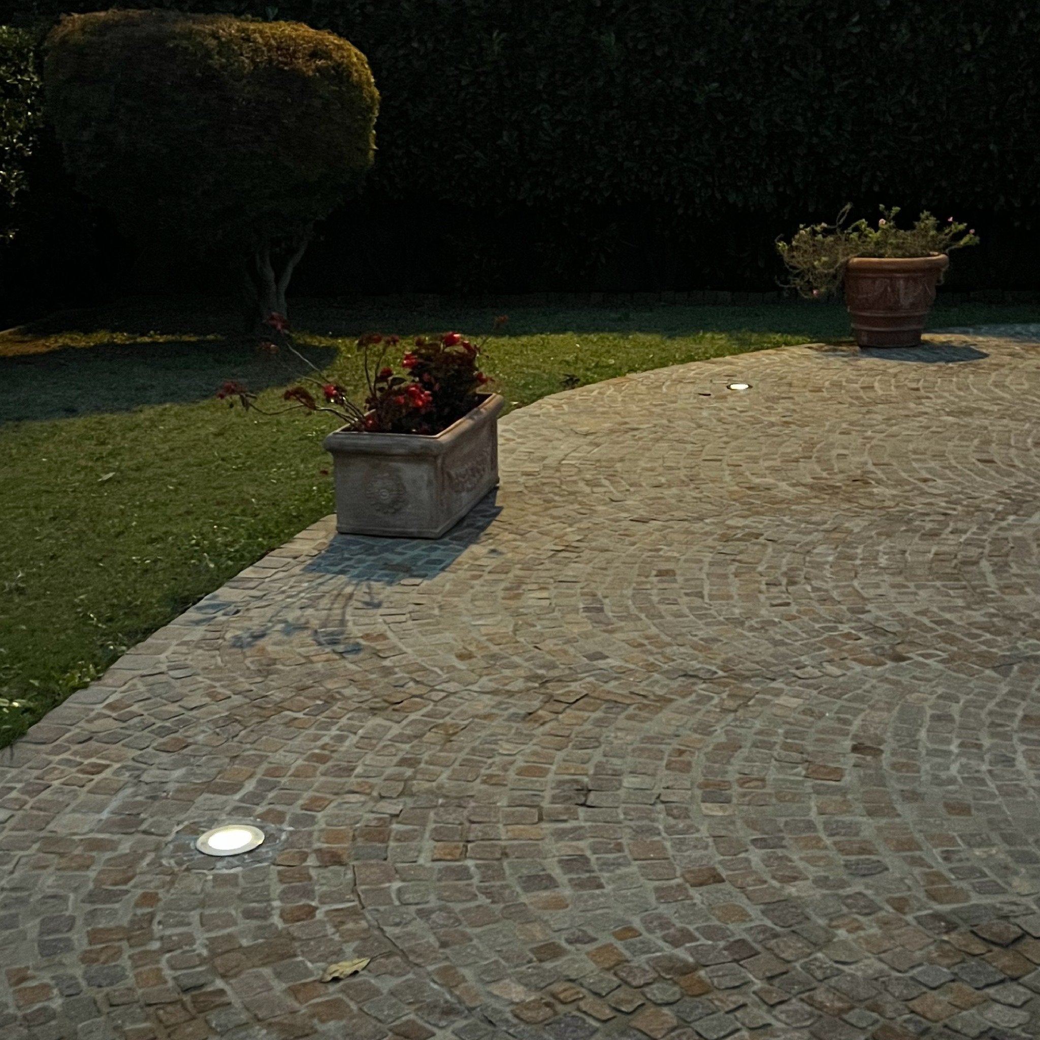 illuminazione viale con faretti da incasso ad energia solare.