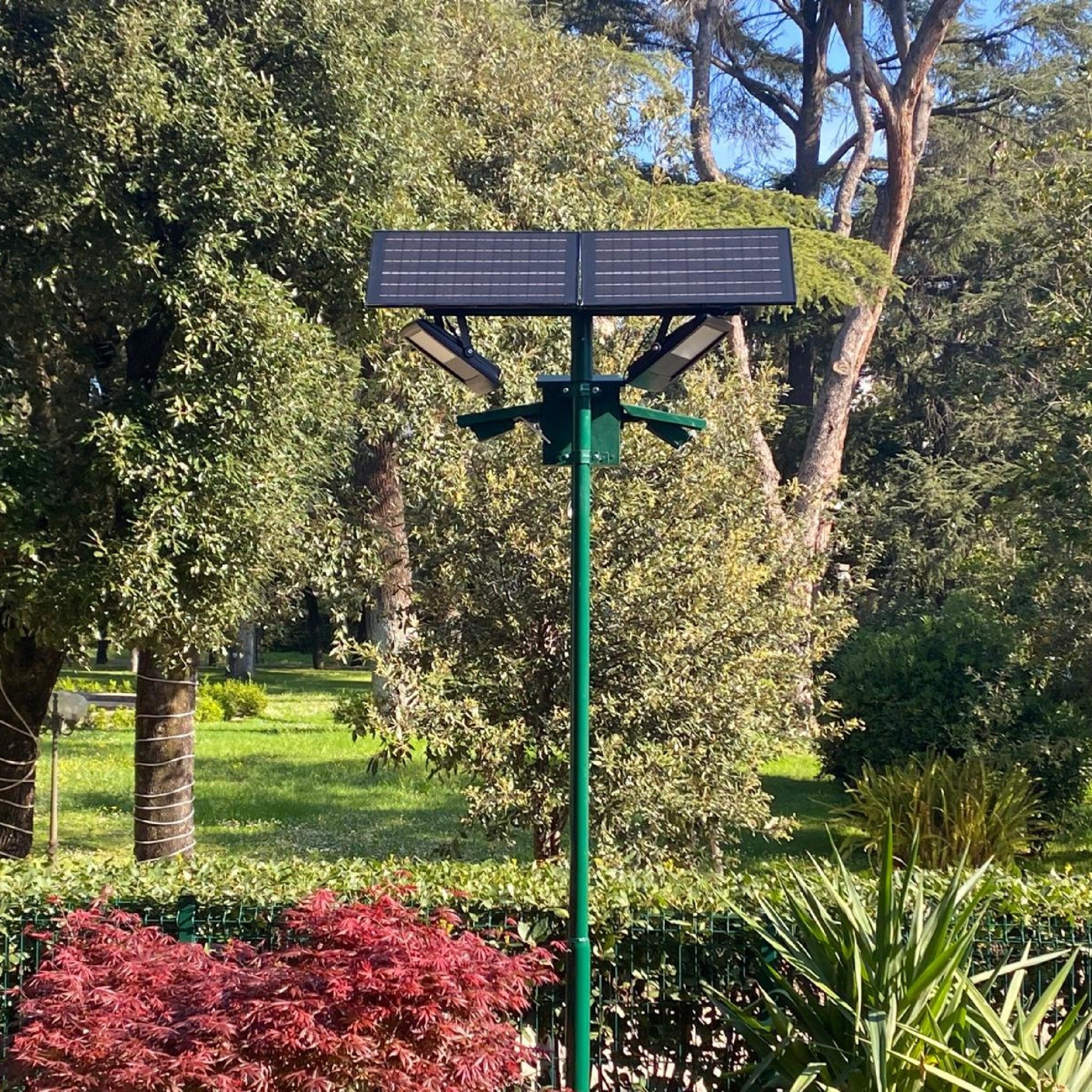 Fari ad energia solare da 2480 con pannello separato installati su palo per illuminare l' entrata di un' abitazione