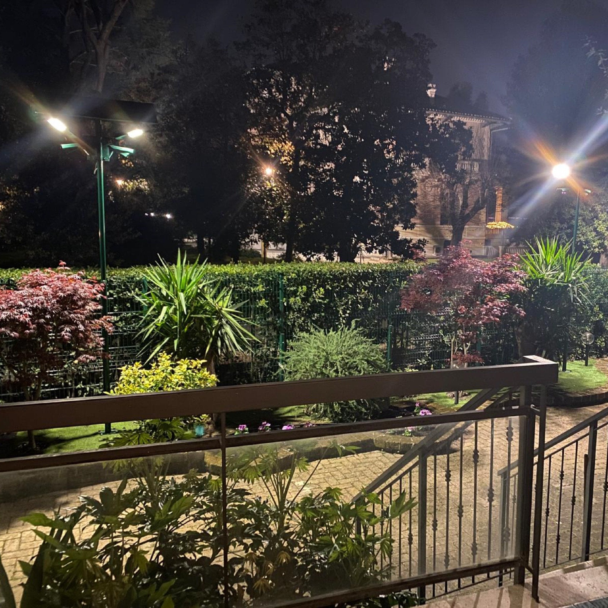 Illuminazione esterna con fari ad energia solare con pannello fotovoltaico separato. Flusso luminoso delle lampade 2480 lumen, luce bianco naturale