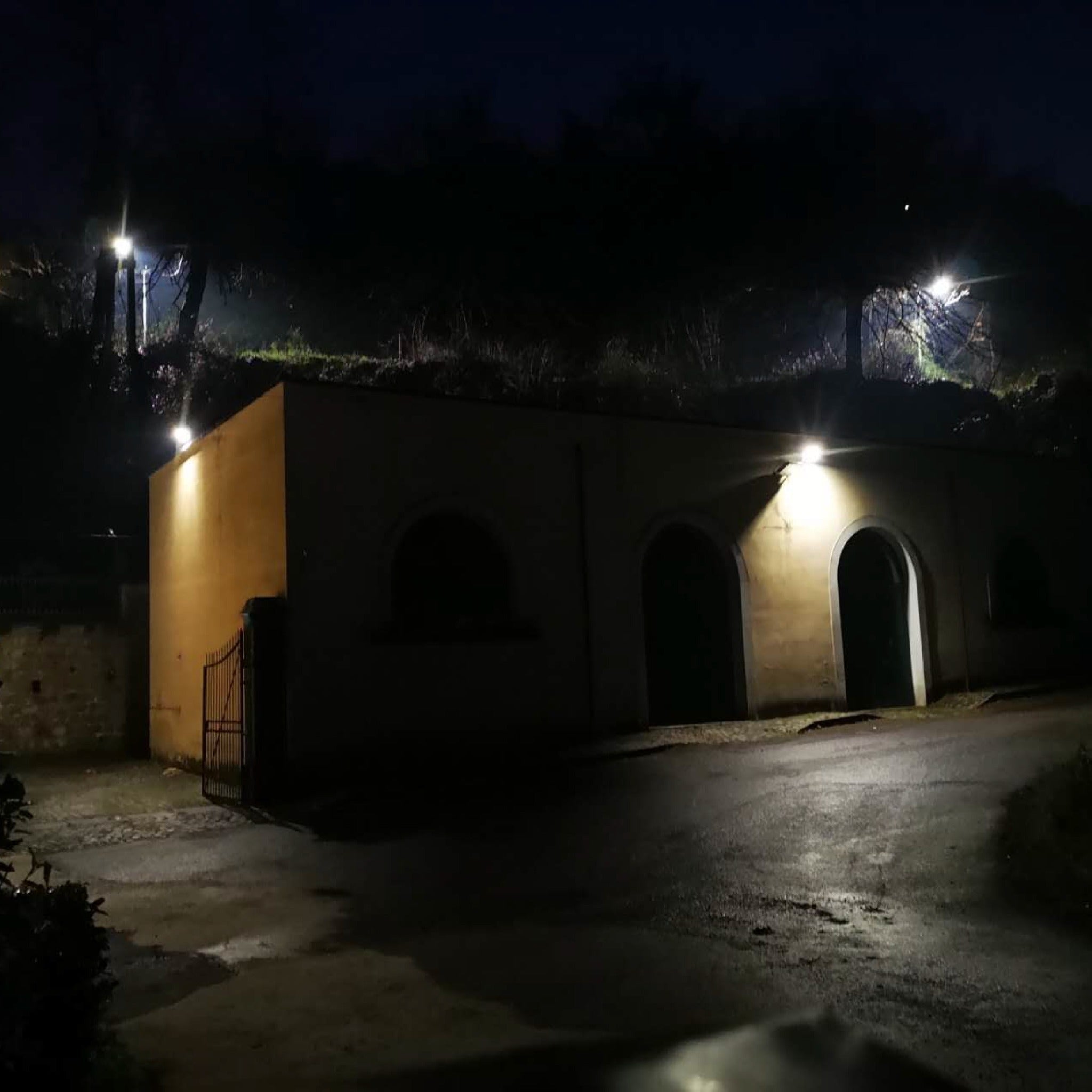 Illuminazione notturna di un piazzale con fari ad energia solare con pannello separato