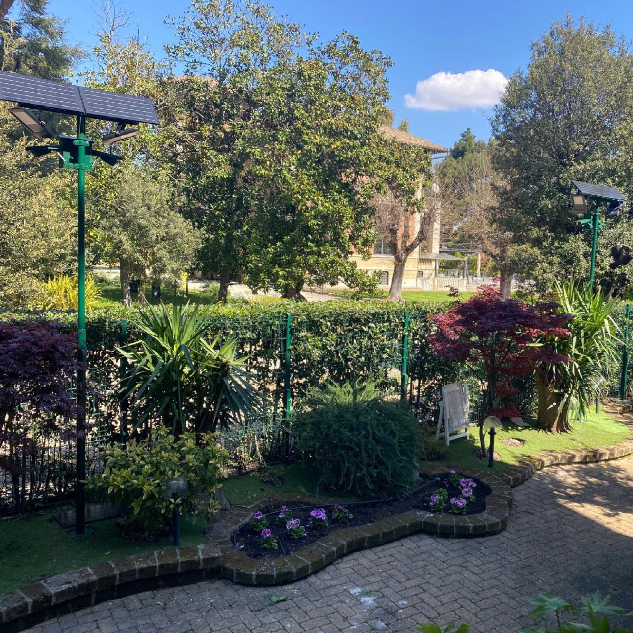 Fari solari per illuminazione esterna con pannello fotovoltaico, flusso luminoso 2480 lumen