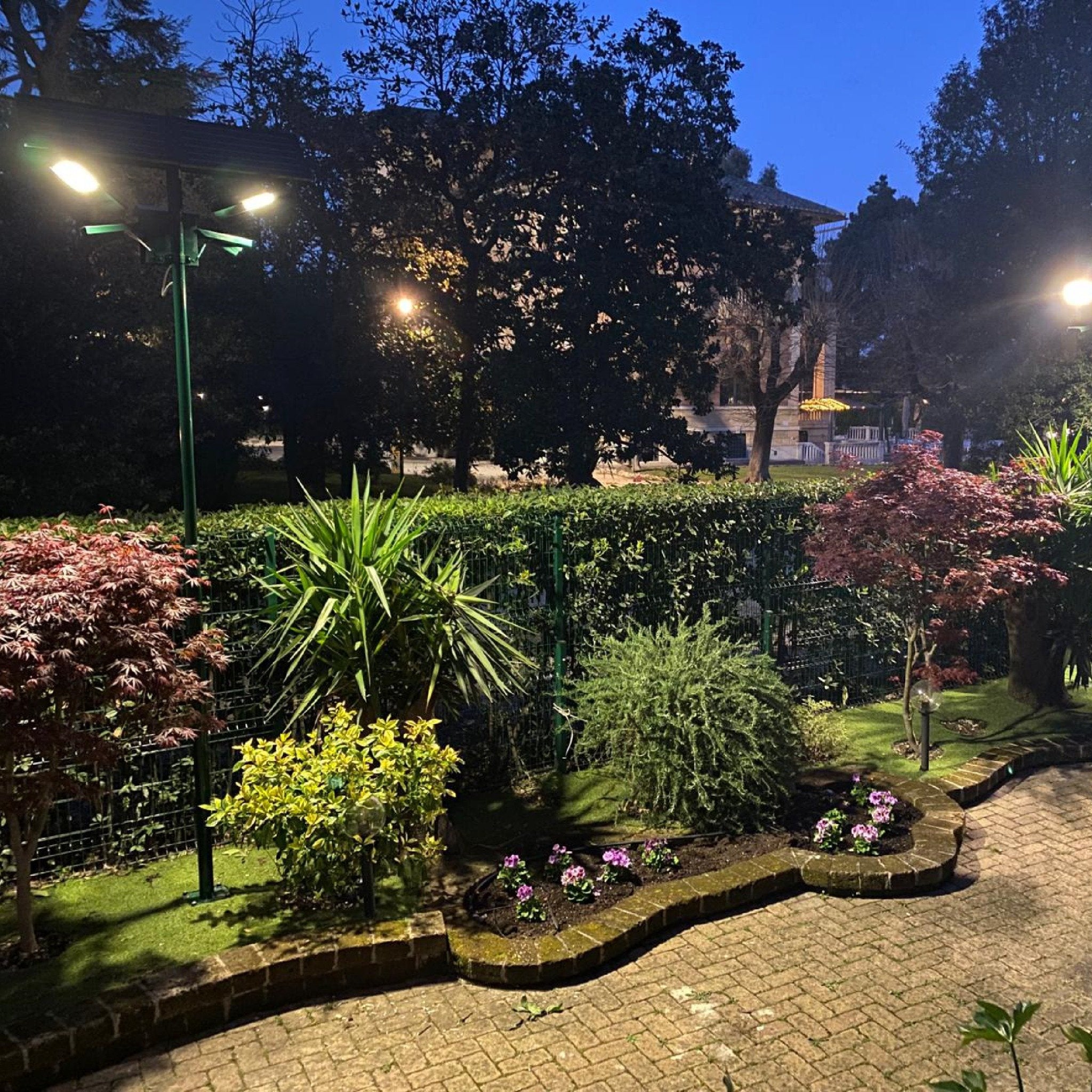 Fari ad energia solare con pannello fotovoltaico a parte per illuminazione esterna, Flusso luminoso del faro 2480 lumen, potenza del pannello 35 watt