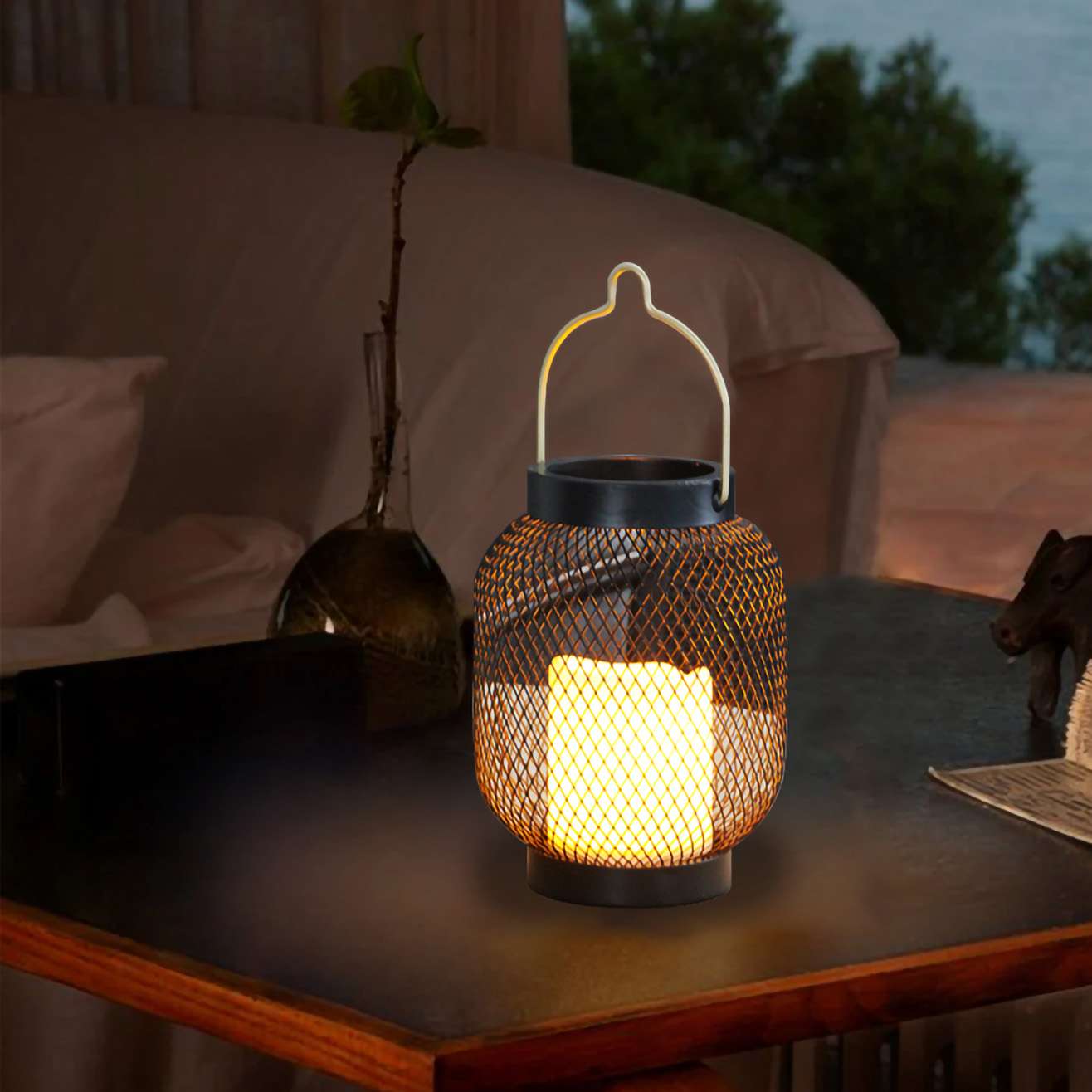 tavolo illuminato con una lampada solare