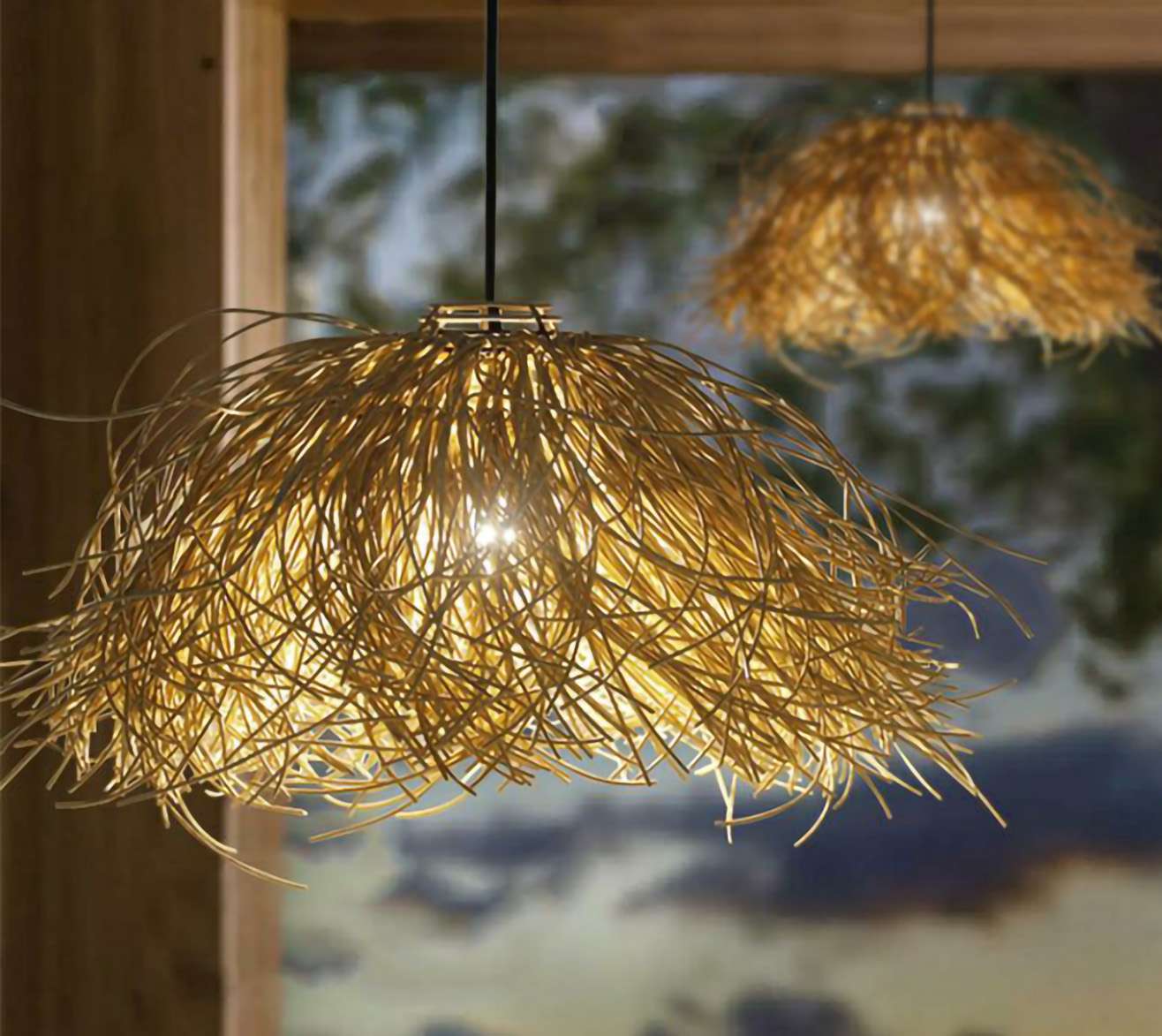 spazio illuminato con una lampada pendente ad energia solare in paglia