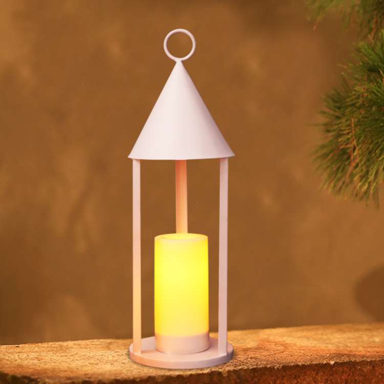 muretto illuminato con una lampada solare effetto candela