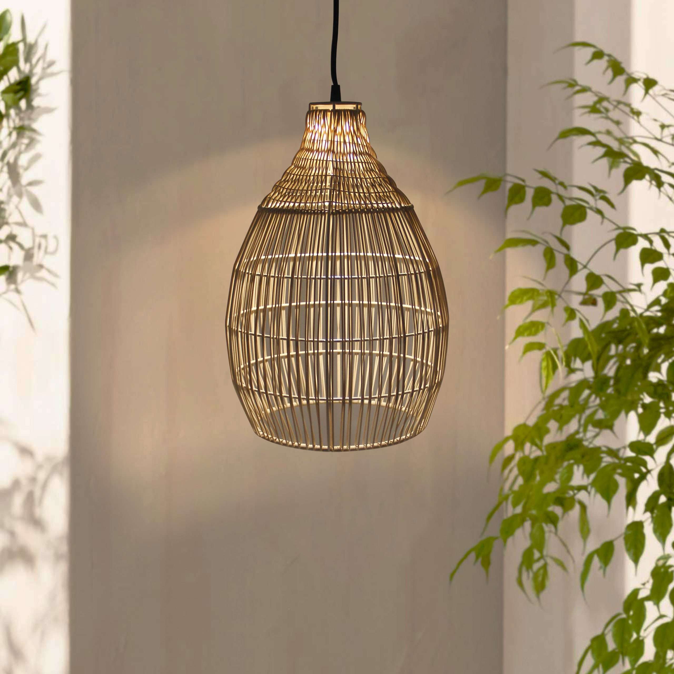 illuminazione di uno spazio con una lampada solare pendente in rattan