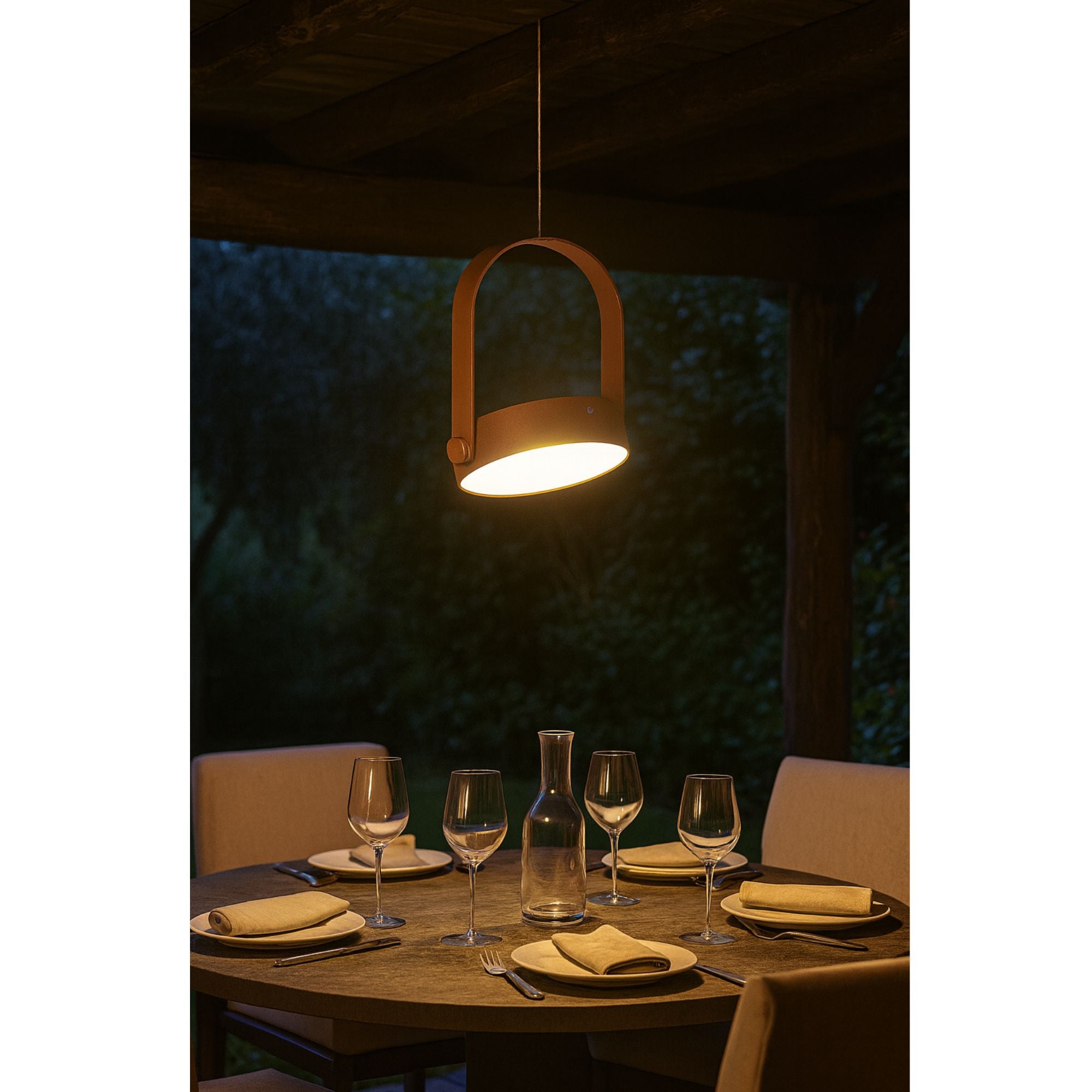 illuminazione cena estiva con lampadario ad energia solare con pannello fotovoltaico incorporato