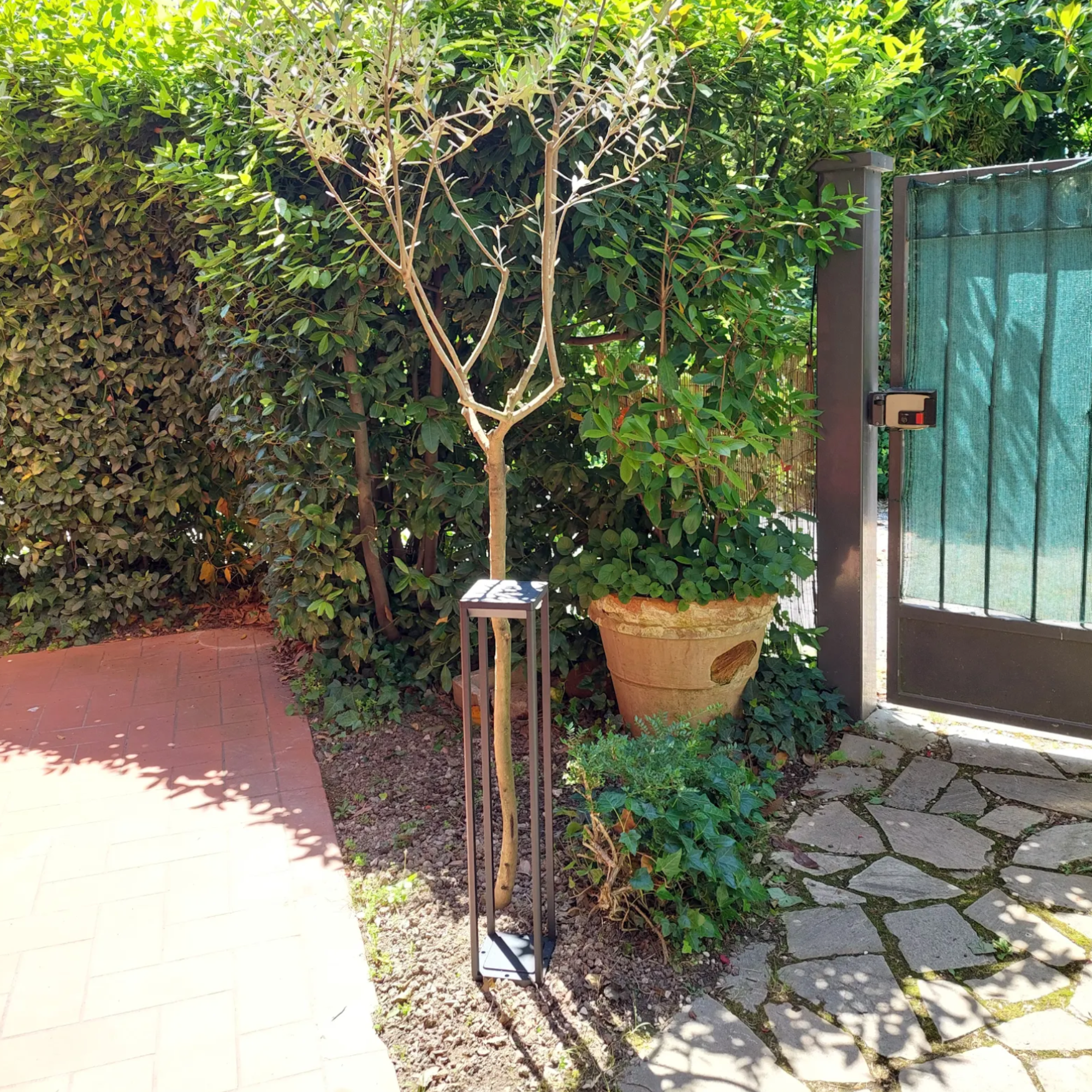 lampioncino ad energia solare per illuminazione notturna, installazione semplice su terreno e su pavimento