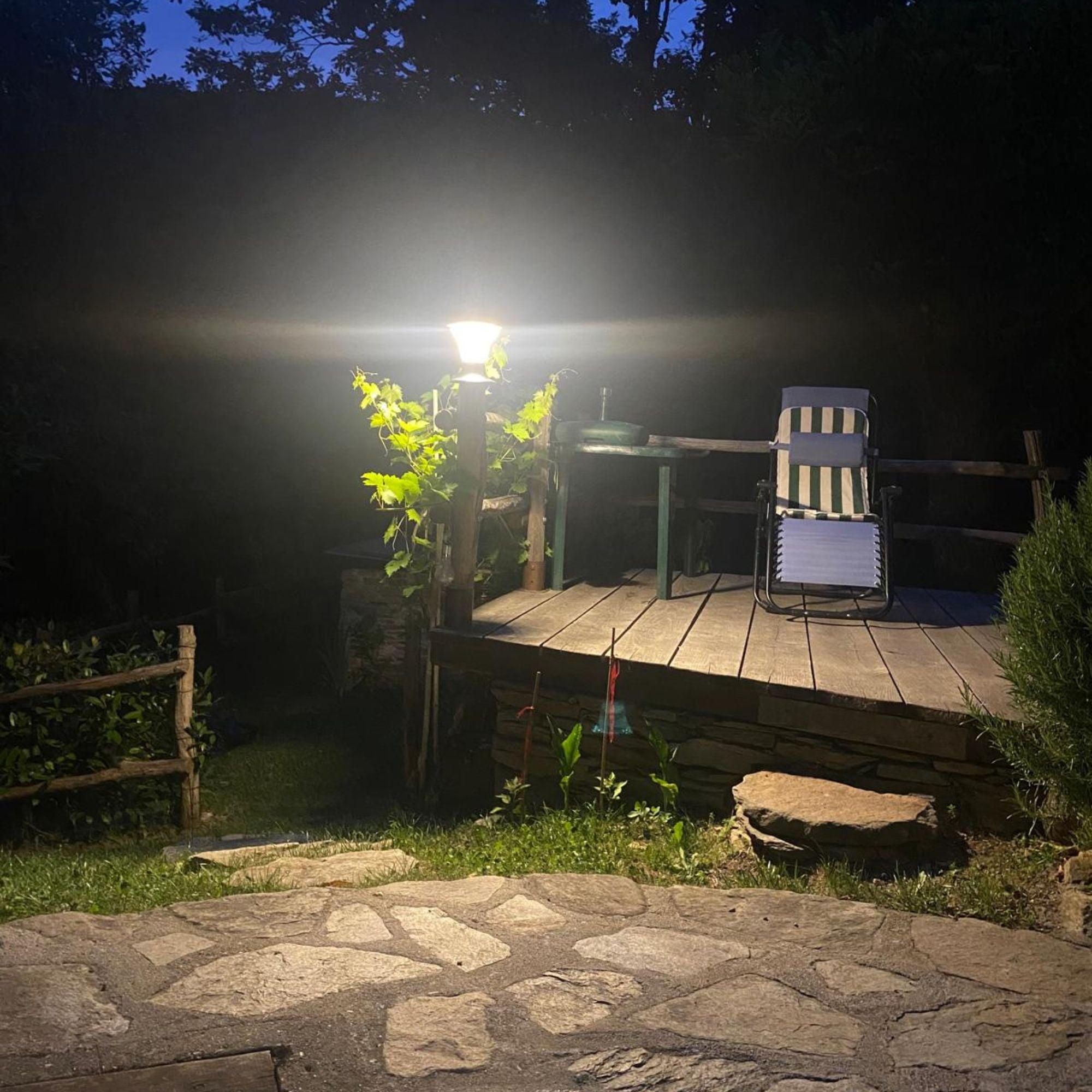 illuminazione esterna con lampada ad energia solare da colonna, 2000 lumen di flusso luminoso, sensore crepuscolare e sensore di movimento