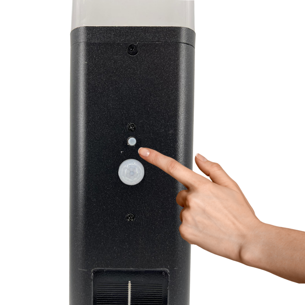 dettaglio accensione lampioncino ad energia solare con dito che indica il pulsante di accensione