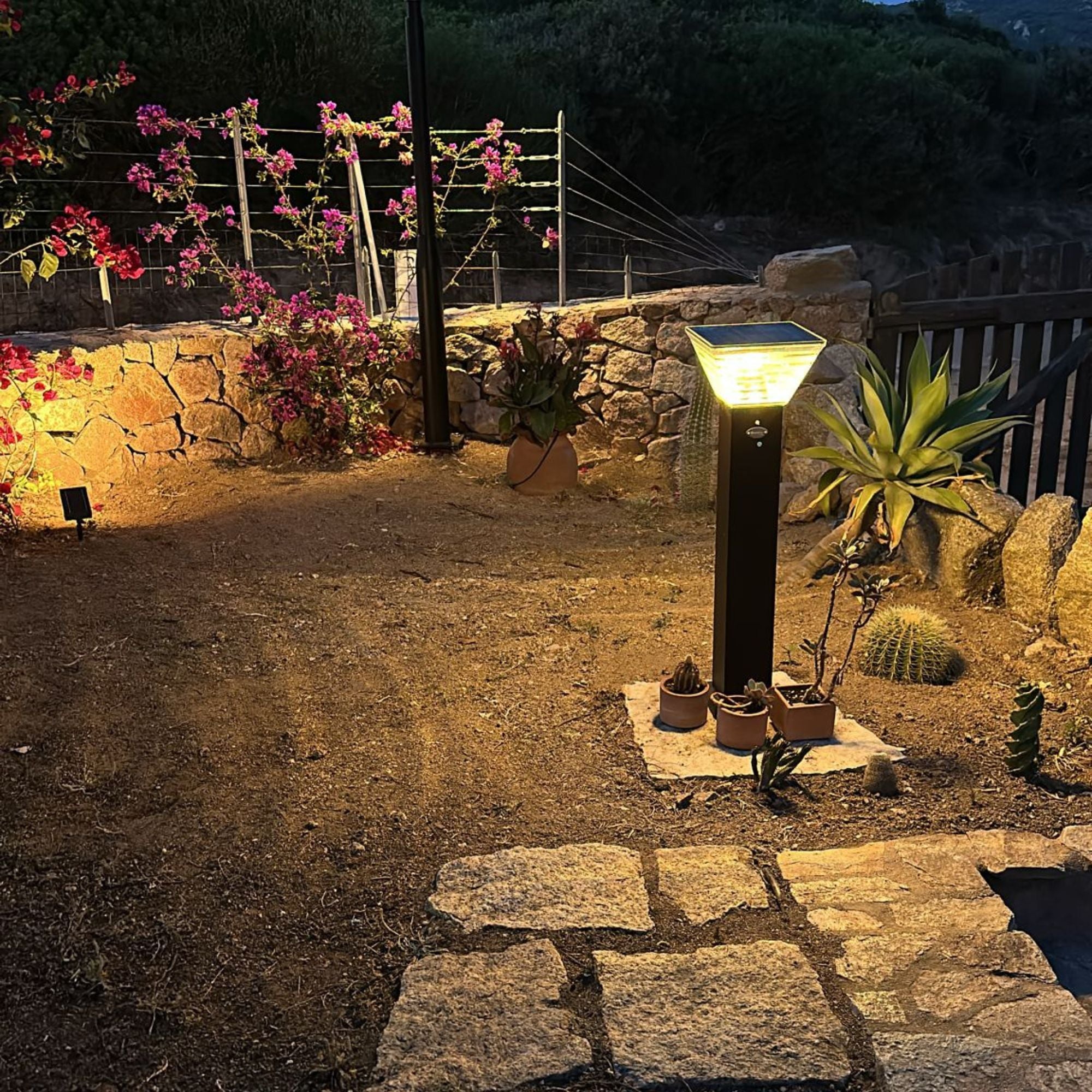 illuminazione esterna con lampioncino solare a led, 3 colori di luce, 360 lumen flusso luminoso con sensore crespuscolare