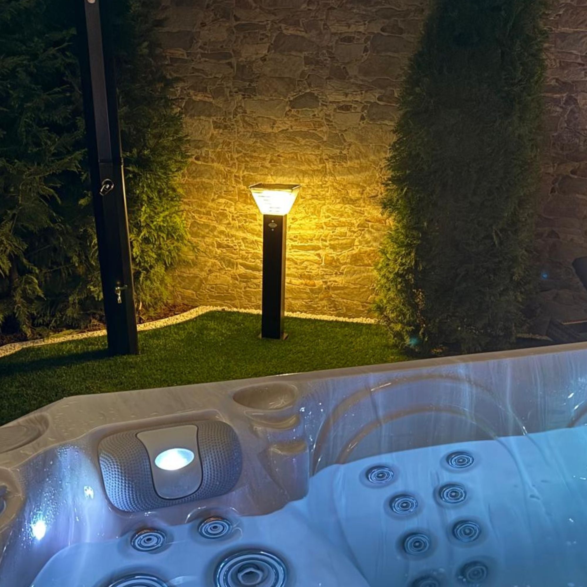 Illuminazione esterna con lampioncino ad energia solare a led, pannello fotovoltaico incorporato,460 lumen flusso luminoso, colore della luce bianco caldo, naturale, freddo