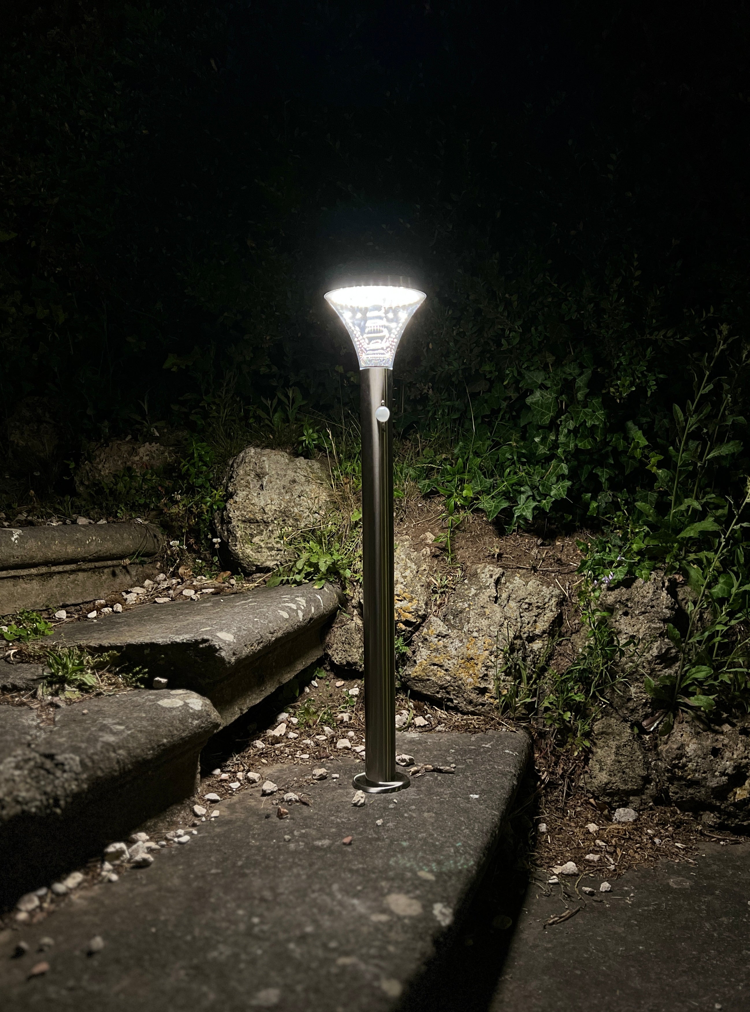 lampioncino solare da esterno per illuminazione viali e giardini con pannello fotovoltaico incorporato, 600 lumne di flusso luminoso, 3 modalità di funzionamento, sensore di movimento e sensore crepuscolare