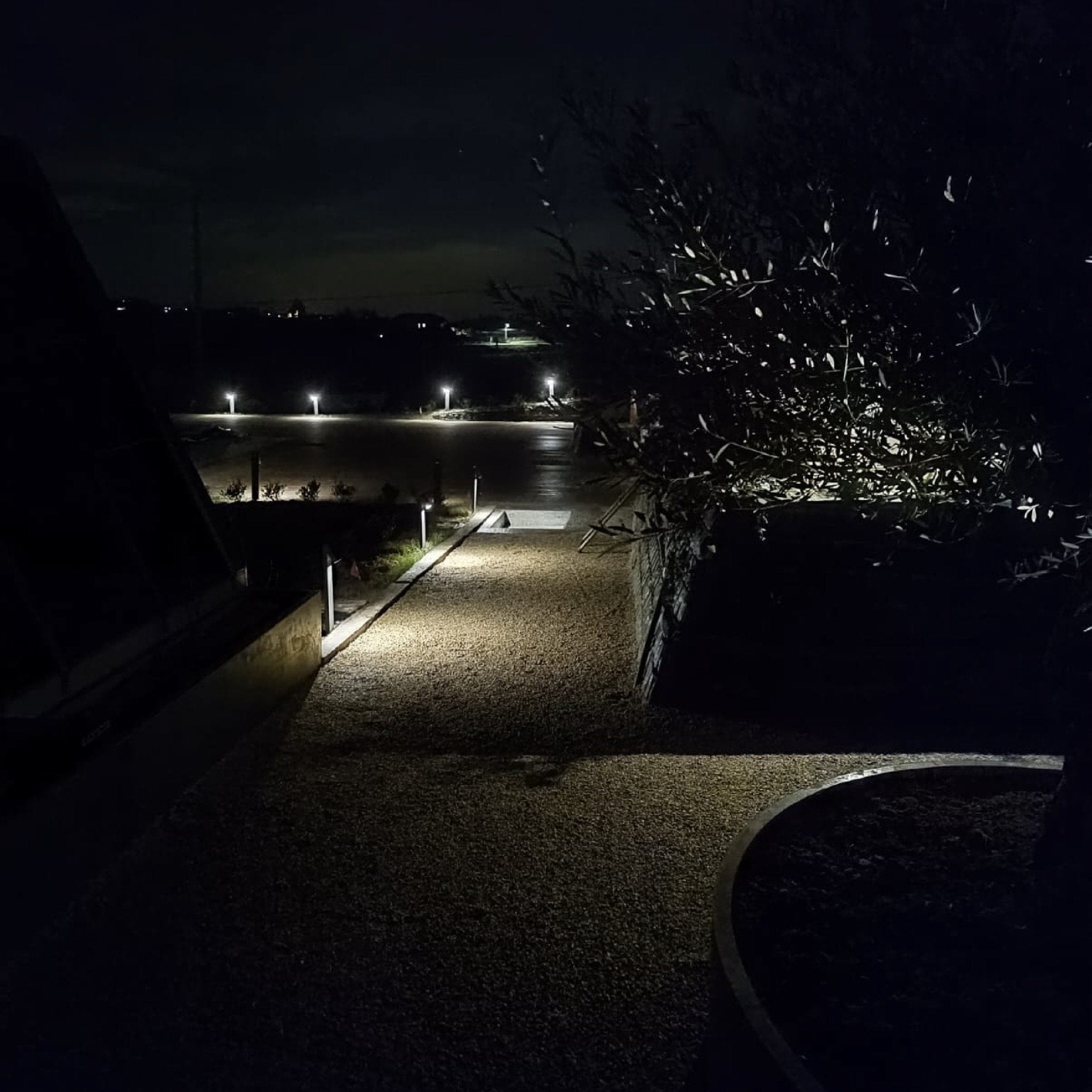 illuminazione viale esterno con lampioncini ad energia solare con pannello fotovoltaico incorporato. Flusso luminoso 500 lumen, possibilità di impostare 4 intensità luminose diverse, luce calda 3000K