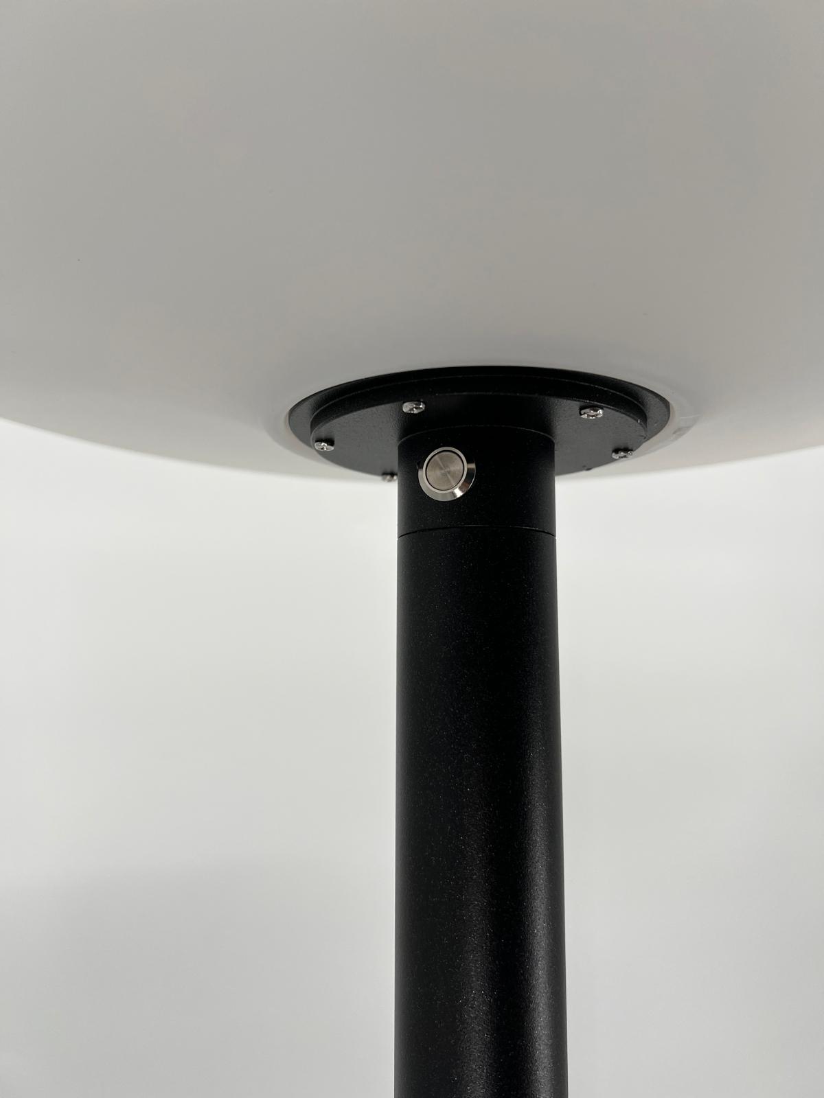 Dettaglio del pulsante di accensione del lampione ad energia solare decorativo led rgbw e palo incluso in alluminio