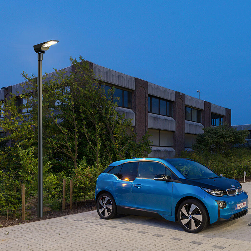 parcheggio illuminato da un lampione solare LMS53 3000 lumen