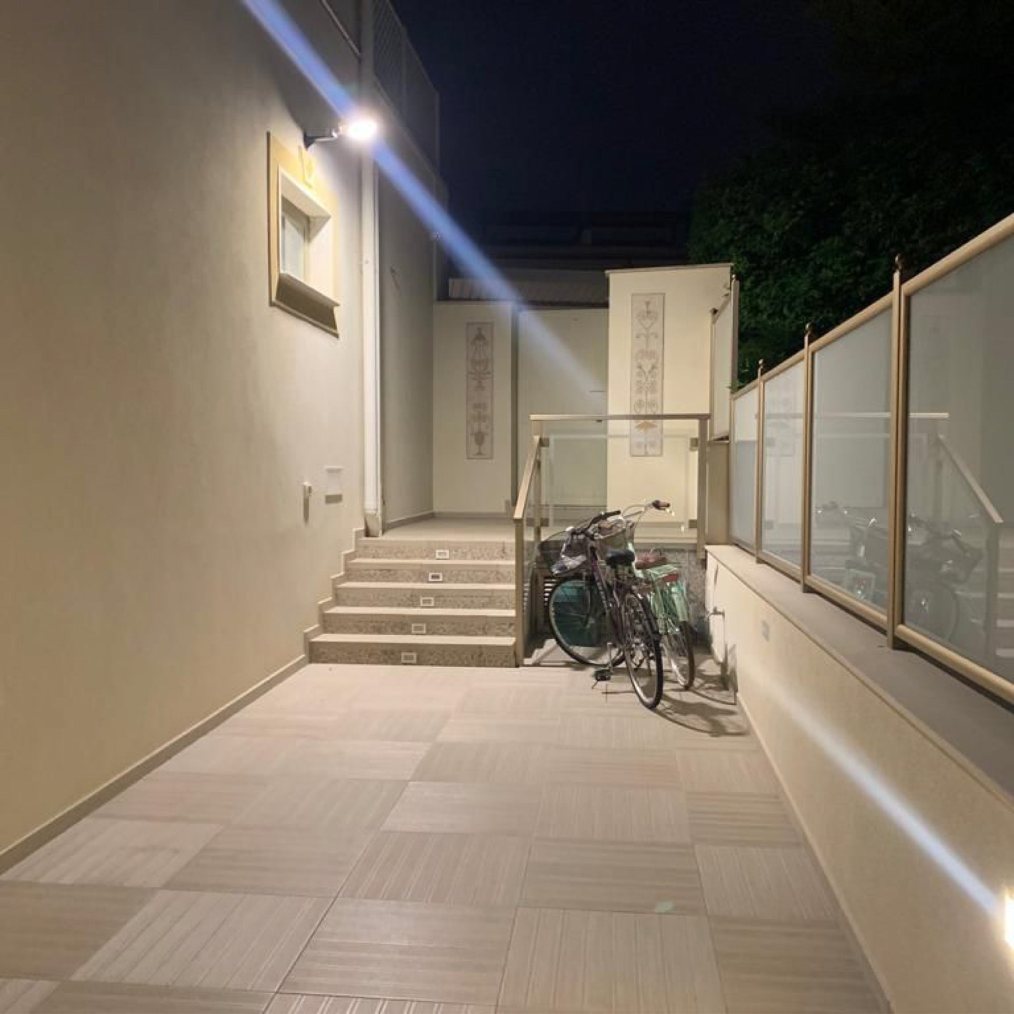lampione ad energia solare per illuminazione esterna, con pannello fotovoltaico incorporato, sensore di movimento e led a luce naturale, dotato di telecomando.