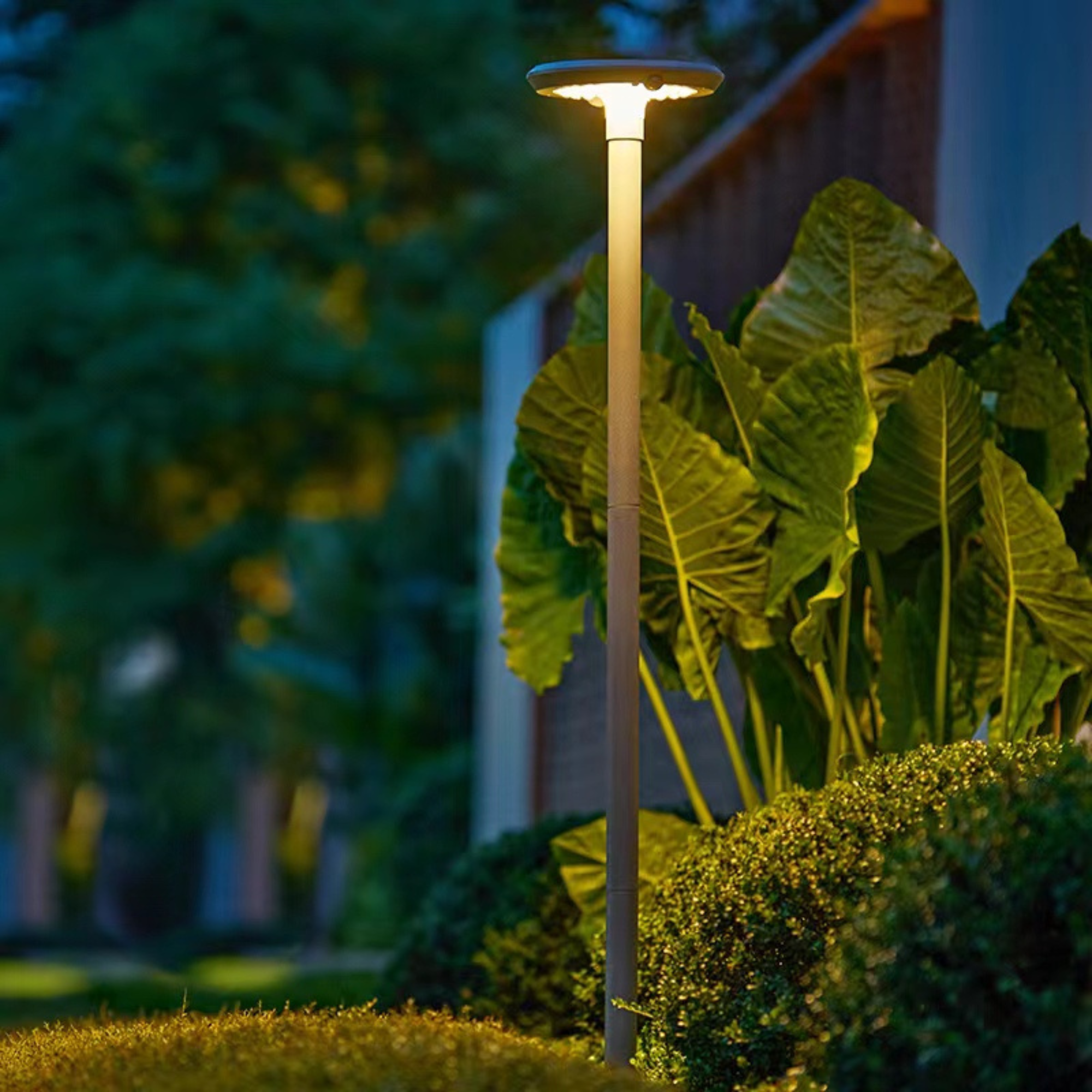 lampione solare da giardino compreso di palo