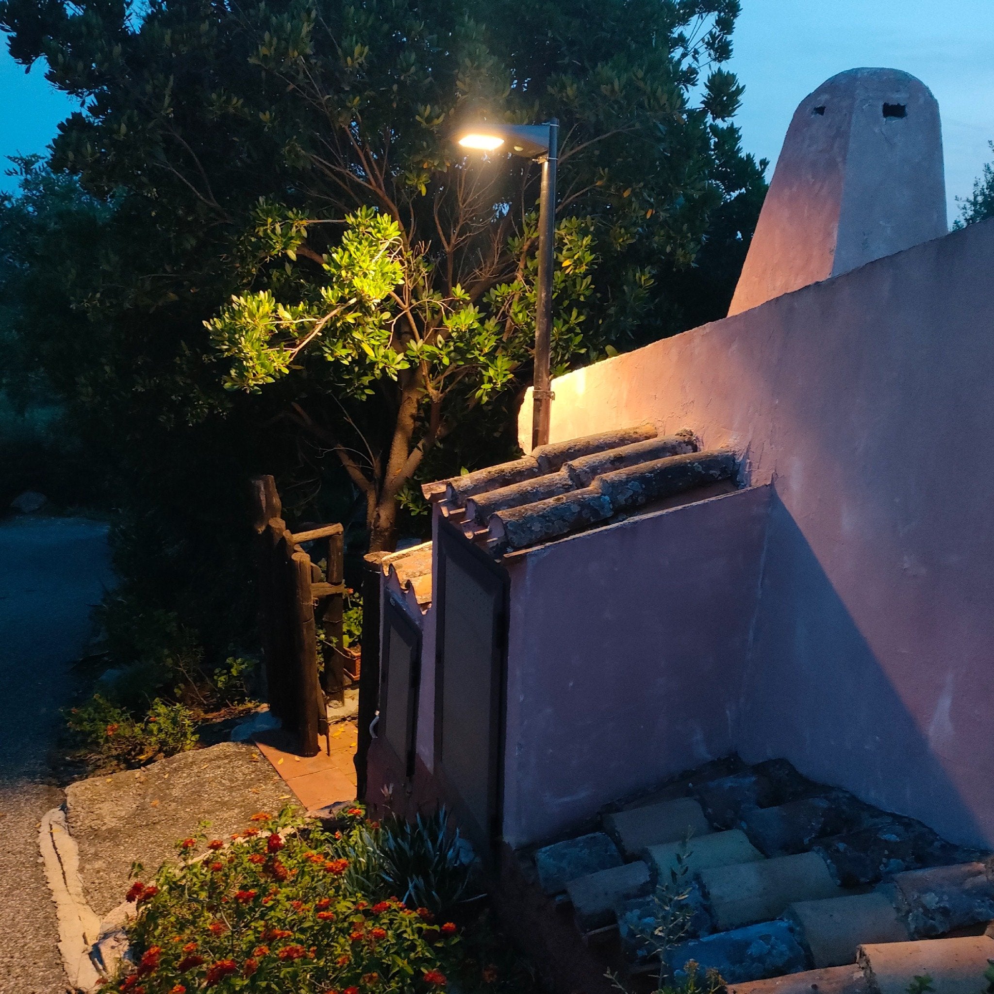 lampione solare da giardino con pannello fotovoltaico incorporato per illuminazione esterna