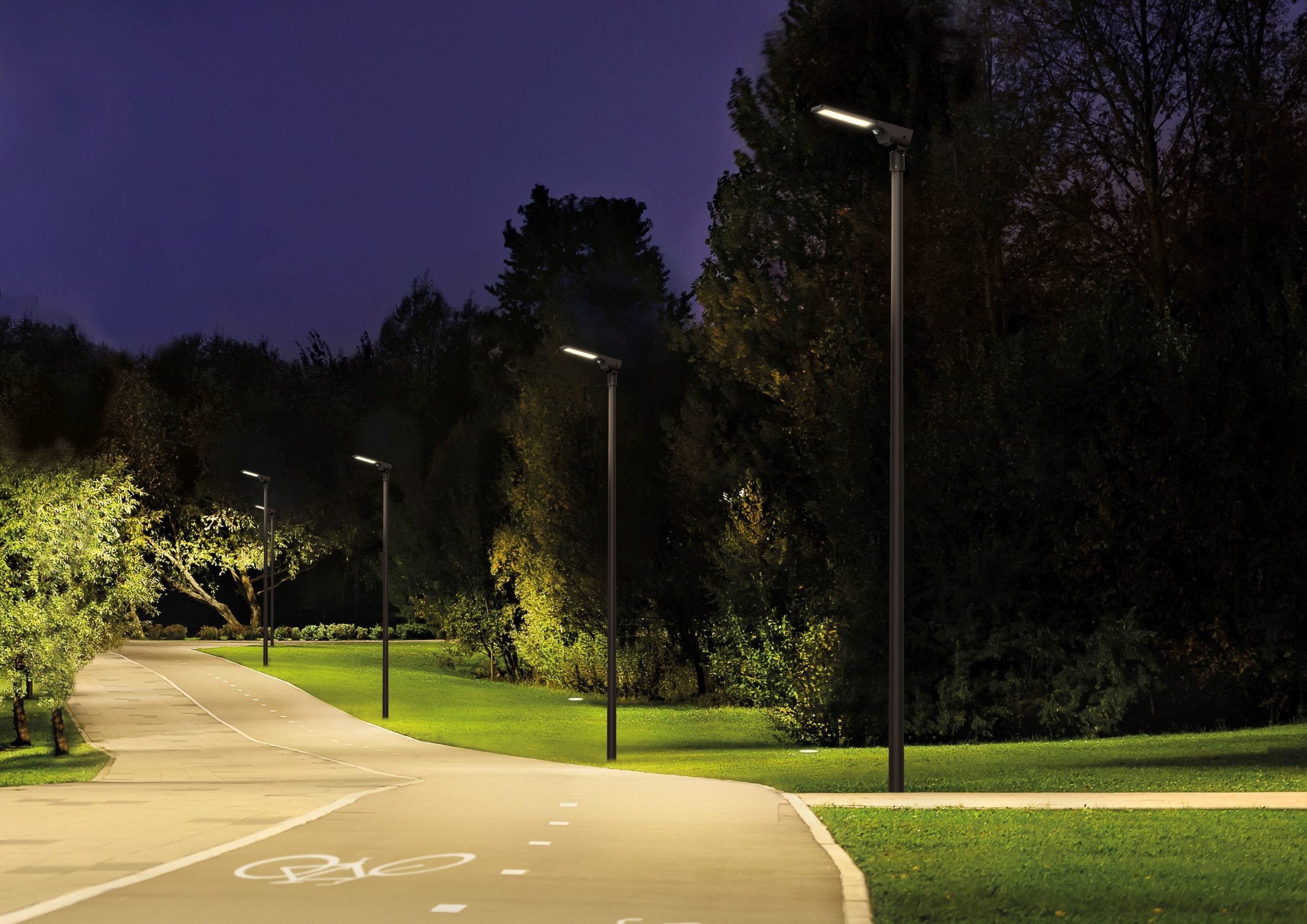 Viale di un parco illuminato con i lampioni solari LMS-56