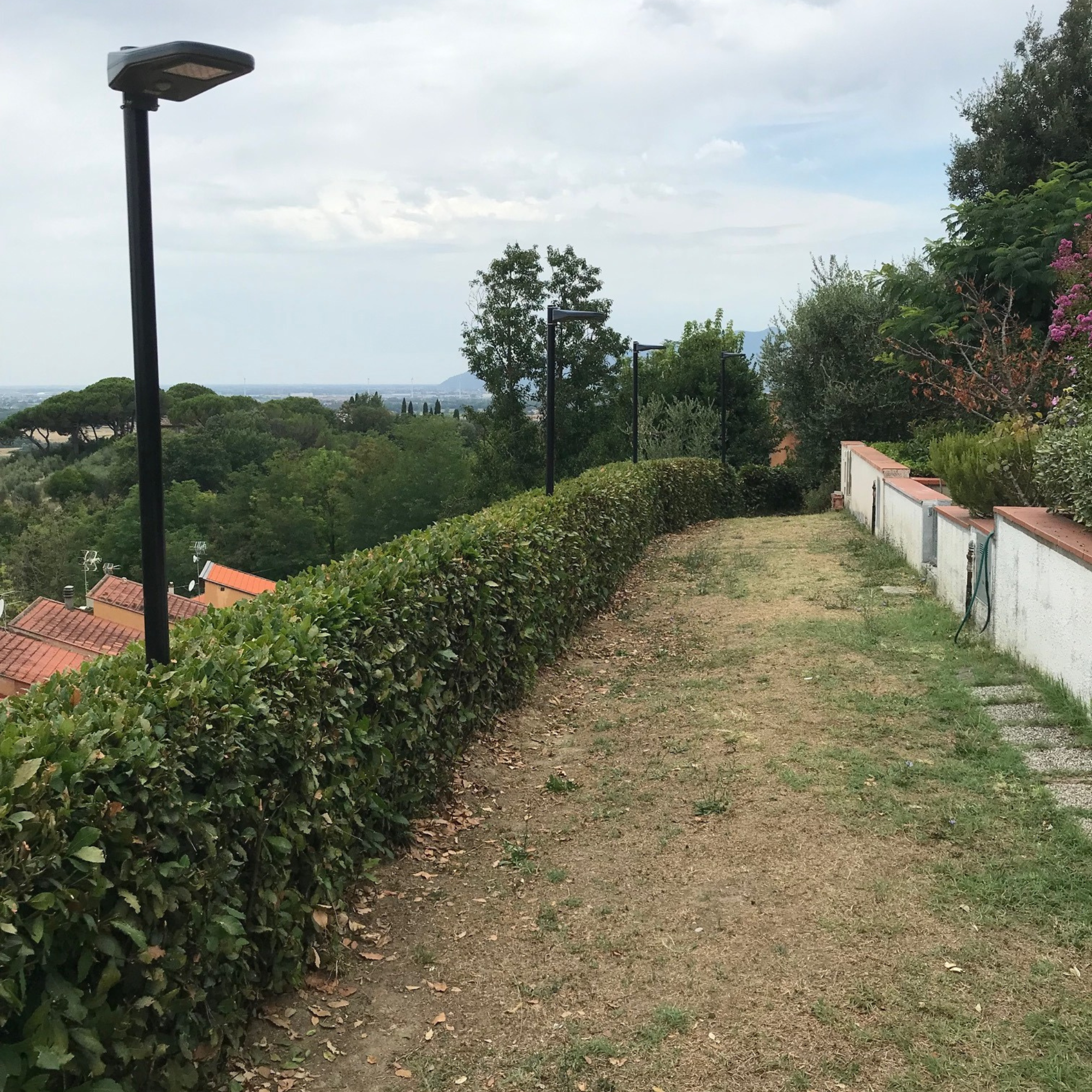 lampioni ad energia solare installati in un viale privato