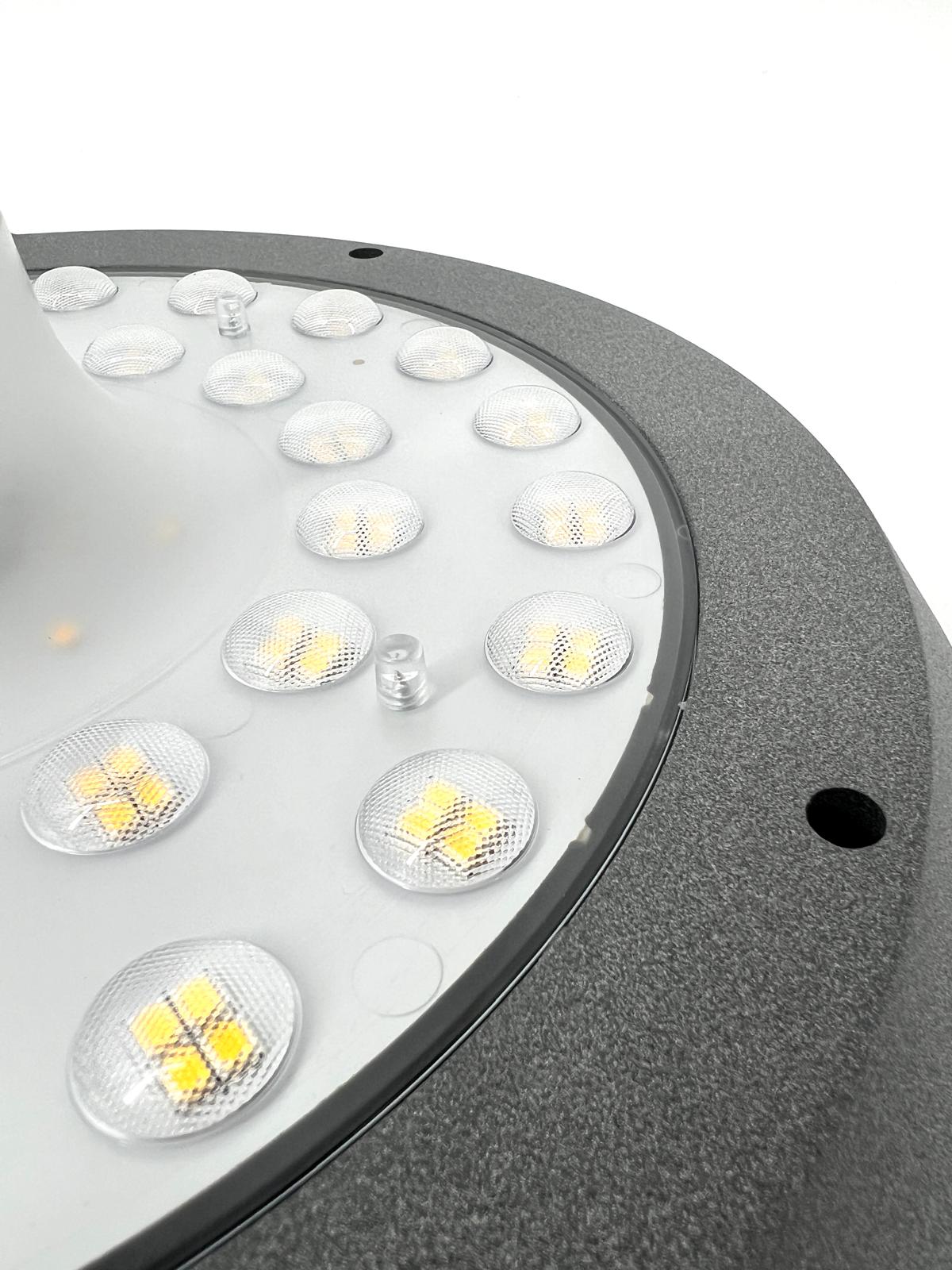 dettaglio di un lampione ad energia solare con vista sui led