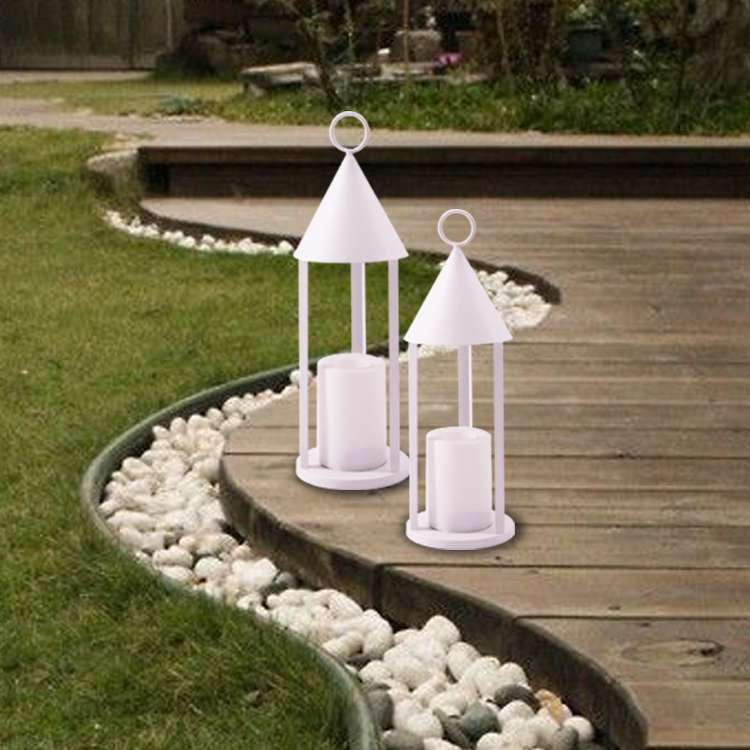 patio con sopra delle lampade solari