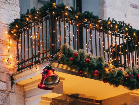 Illuminare il balcone con le luci di natale ad energia solare
