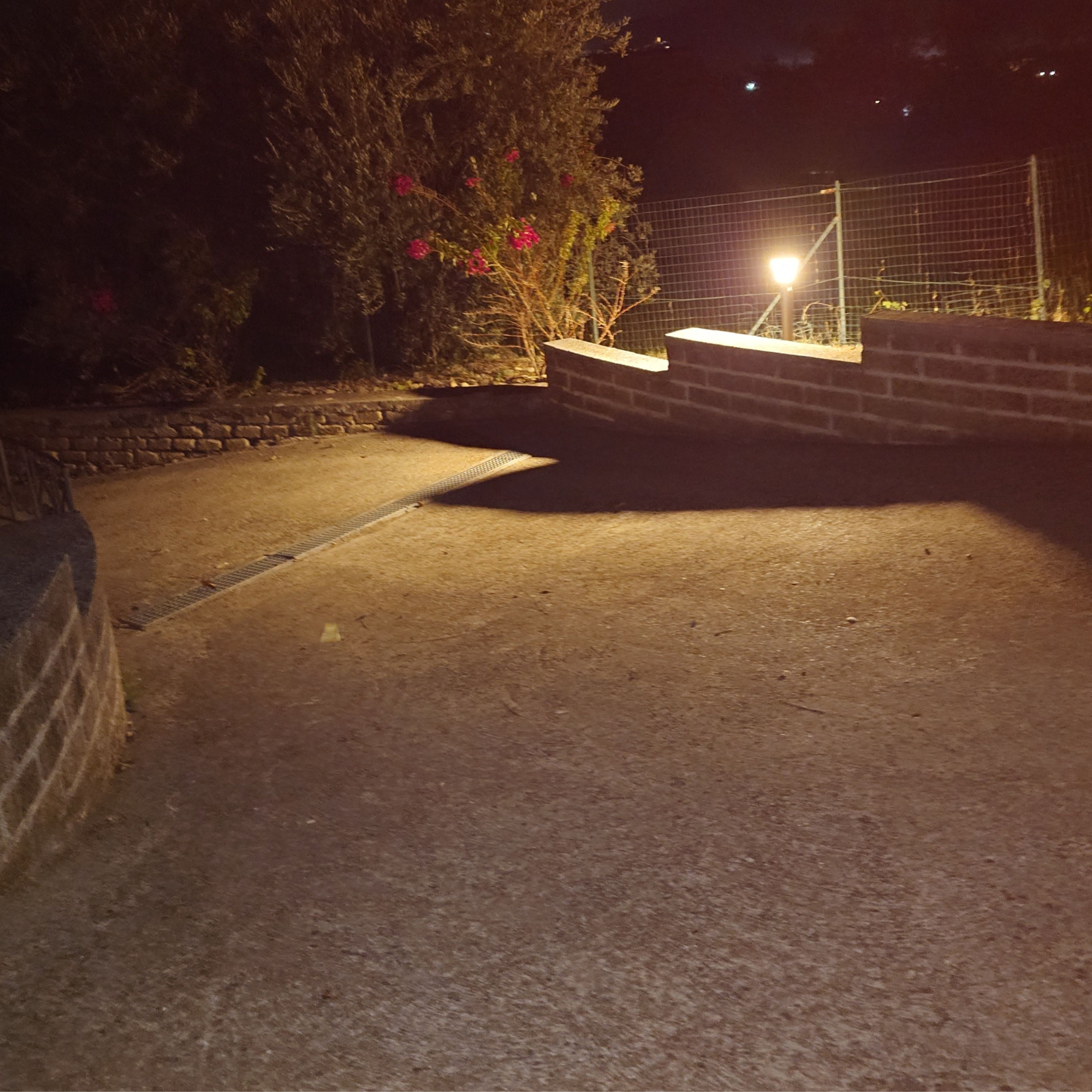 Come l’Illuminazione Solare ha Trasformato le Serate in Giardino di una Nostra Cliente