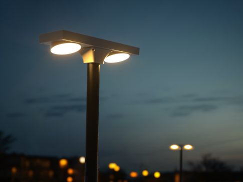 Lampione ad energia solare da esterno con doppia fonte luminosa, led direzionabili in modo indipendente l' uno dall' altro