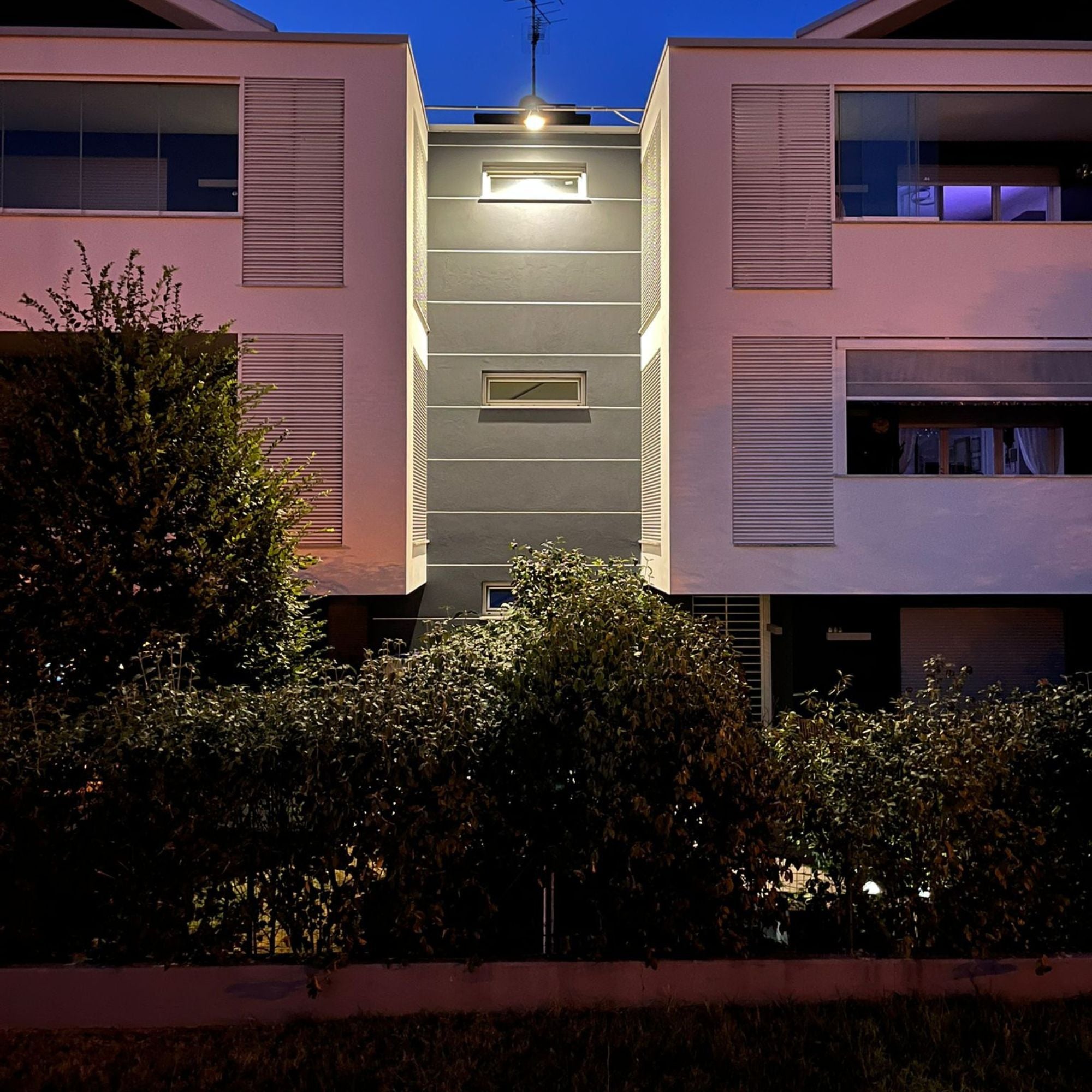 Illuminazione esterno villa privata co faro ad energia solare con pannello fotovoltaico. 3280 lumen, pannello fotovoltaico 50watt, differenti modalità di funzionamento 