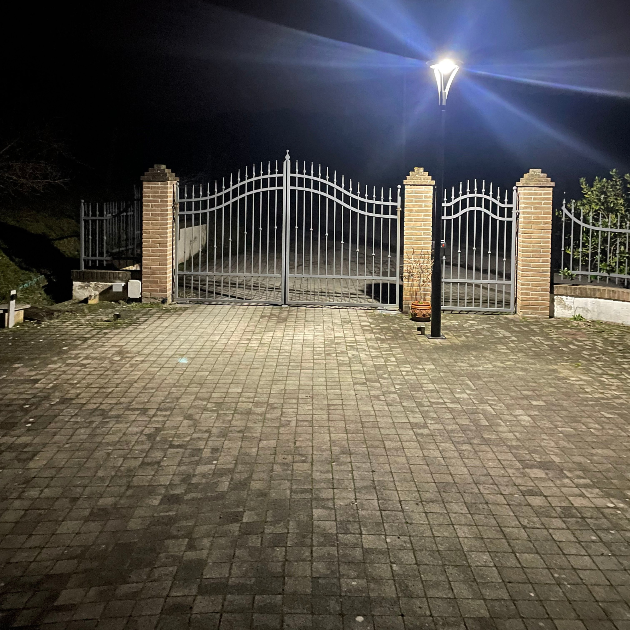 Lampione ad energia solare Park per illuminazione cancelli e passi carrabili 