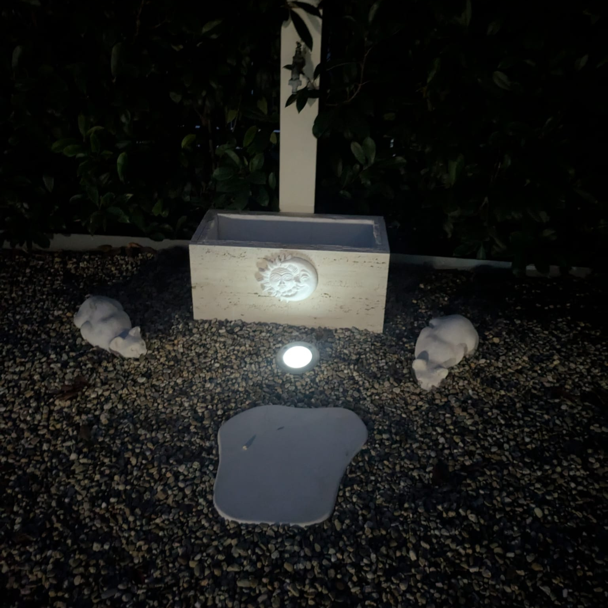 punto luce in giardino con segnapasso ad energia solare che mette in risalto i dettagli