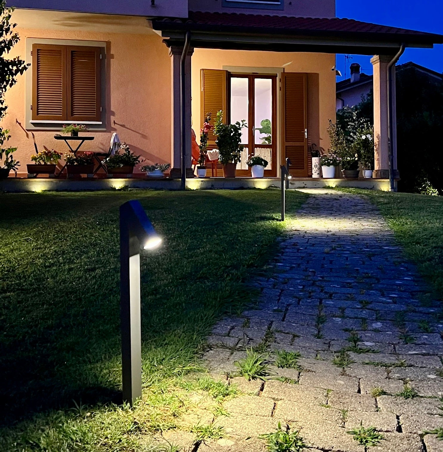 illuminazione viale esterno giardino con lampioncini ad energia solare con pannello incorporato. Installazione semplice con picchetto o stop
