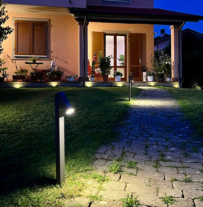 illuminazione viale esterno giardino con lampioncini ad energia solare con pannello incorporato. Installazione semplice con picchetto o stop
