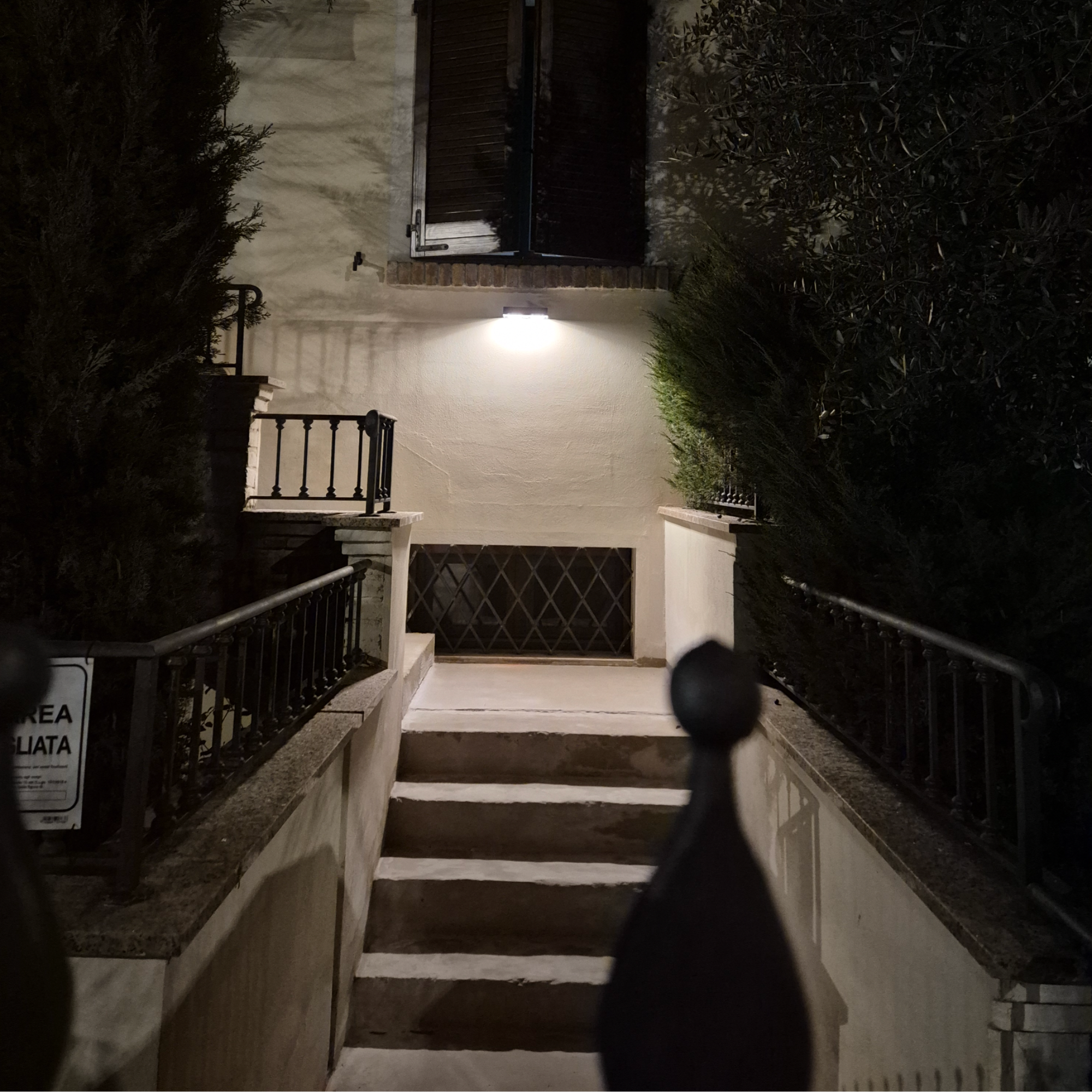 illuminazione scalinata con lampada da parete con pannello fotovoltaico. 800 lumen di flusso luminoso, 2 modalità di funzionamento