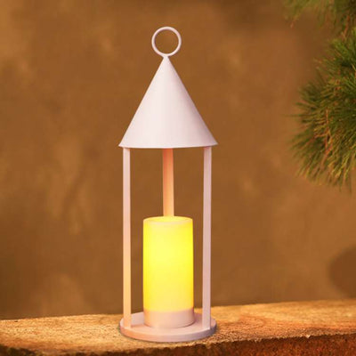 muretto illuminato con una lampada solare effetto candela