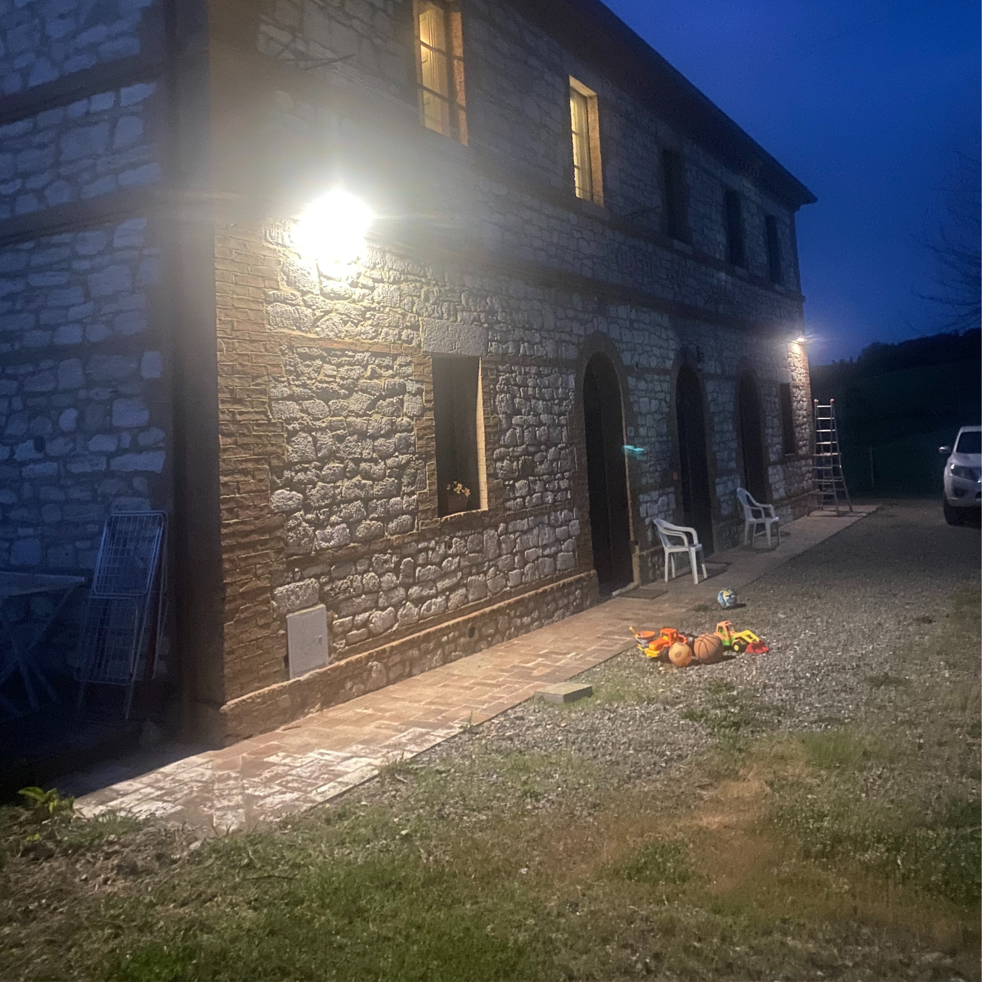 illuminazione parete di casa con lampade ad energia solare, sensore crepuscolare e sensore di movimento, 800 lumen di flusso luminoso