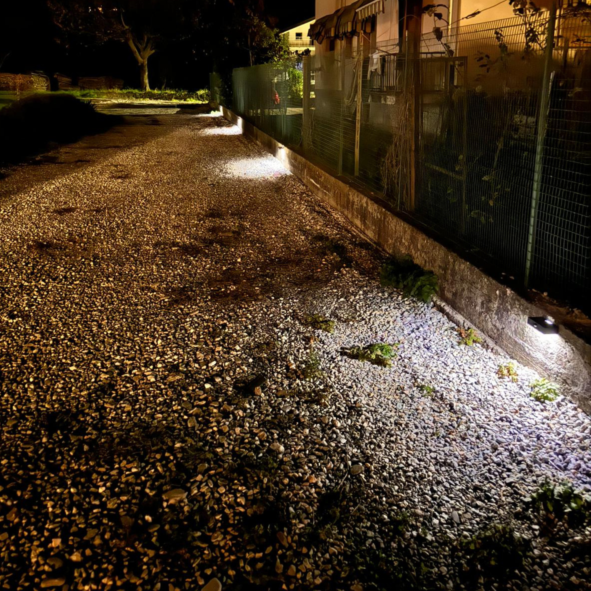 illuminazione viale con lampade ad energia solare da parete, doppia fonte luminosa, sensore crepuscolare e sensore di movimento