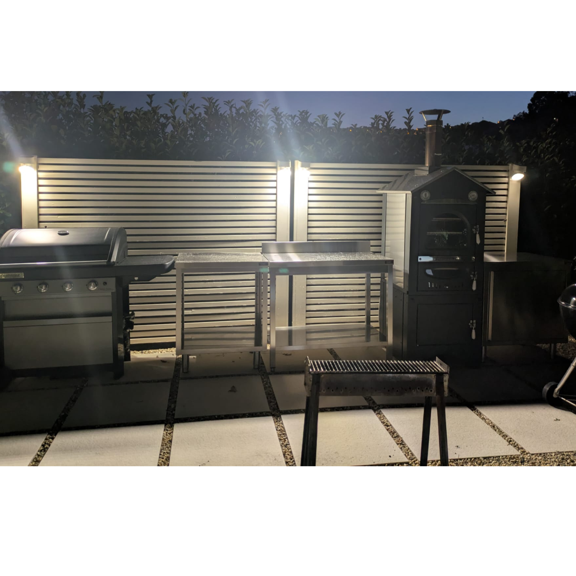 illuminazione area barbeque con lampade da parete ad energia solare con pannello fotovoltaico incorporato