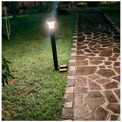 Illuminazione con lampioncino ad energia solare con pannello fotovoltaico incorporato, flusso luminoso massima potenza 2000 lumen, 2 modalità di funzionamento, 2 colori di luce
