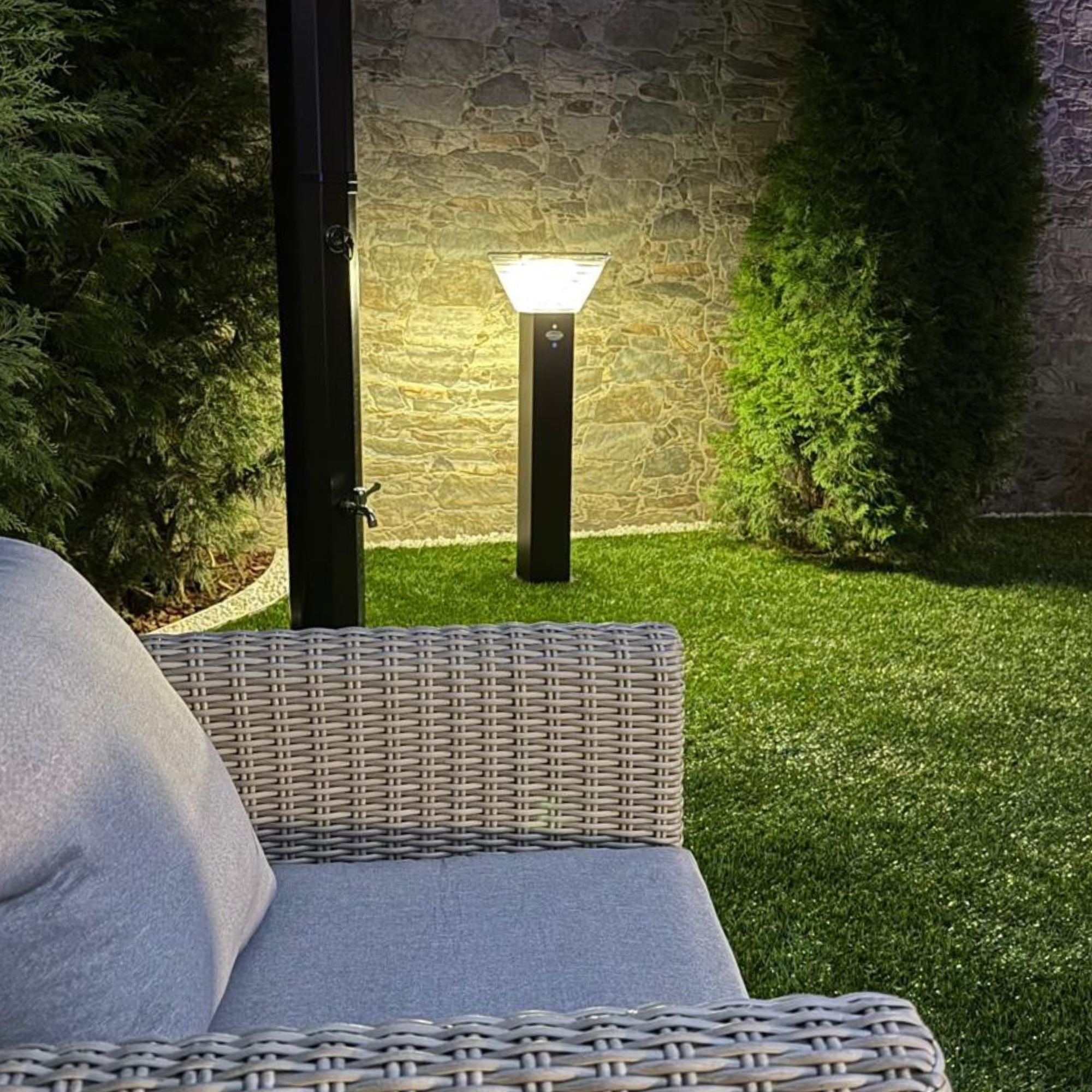 illuminazione giardino con lampioncino ad energia solare, luce naturale, luce fredda e calda nello stesso corpo lampada. 