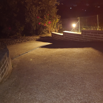illuminazione viale esterno con lampioncino da giardino ad energia solare, pannello solare incorporato, 600 lumen di flusso luminoso, 3 modalità di funzionamento 