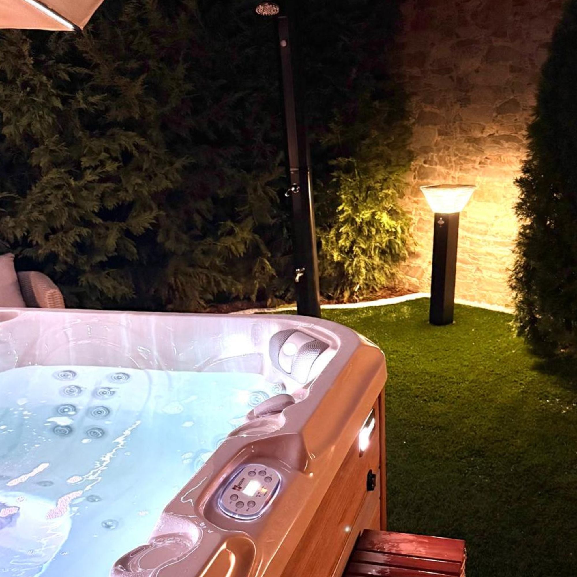 illuminazione zona piscina con lampioncino ad energia solare con pannello fotovoltaico incorporato